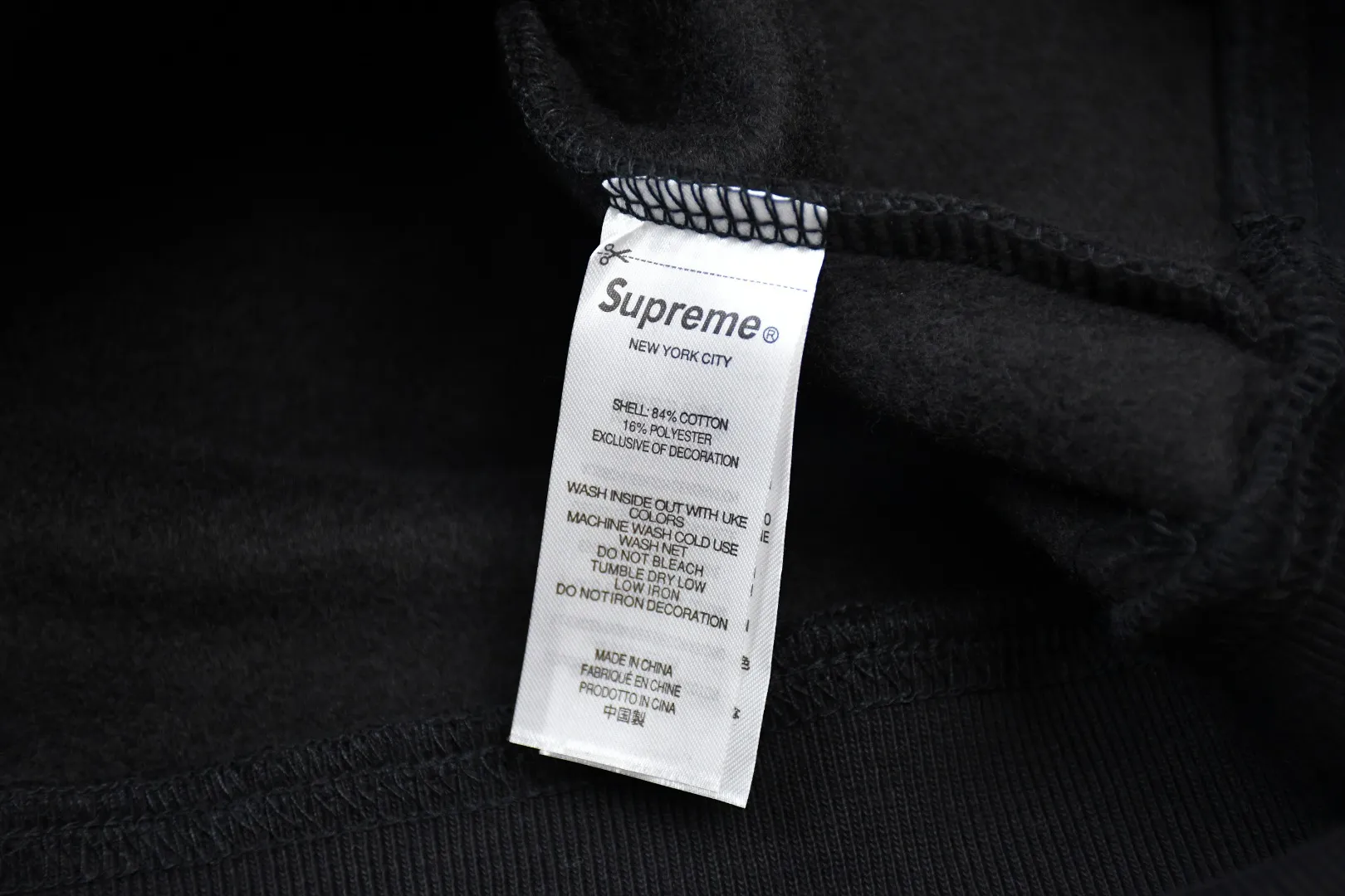 🅿️260 S257 top version SUPREME®/THRASHER® CREWNECK FW24 flame co-branded character printed round neck velvet sweatshirt 1. Fabric: ZP testing, custom weaving and dyeing, pure cotton 460G plus velvet main fabric, horizontal cutting 520G 2X2 thread 2. Printing: Printing uses thermoset ink printing, also known as plastic ink, or self-adhesive ink. Its ingredients are: mainly composed of polyvinyl chloride (PVC) and phthalates. PVC and phthalates, color fixing agents, stabilizers, and thickeners are mixed to form thermoset ink. It is not the digital direct printing promoted on the market. The printing texture of thermoset ink cannot be achieved by digital direct printing. 3. Sewing process: Twelve places of the whole garment are made of boneless splicing technology, processed by experienced foreign trade factories (ordinary factories cannot do it) 4. Hem and cuffs: all use 520G inelastic threads (low-end products use elastic threads to cause the hem and cuffs to appear wavy) 5. Customized ZP main label/wash water label/hangtag/packaging bag (equipped with an extra-large thickened handbag) Size: S~XL