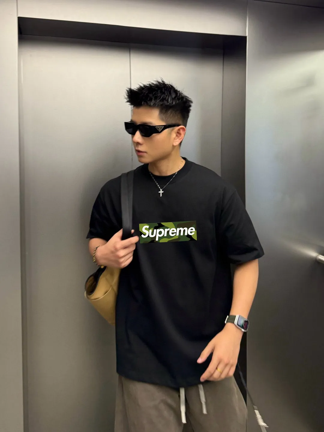 P150 Supreme Big LOGO short-sleeved T-shirt is made of 250g Solona fabric. The whole piece is made of three-needle five-thread craftsmanship. The neckline-shoulder seam-sleeve seam is double-lined, which looks more three-dimensional and textured. The craftsmanship is consistent with the authentic original version, and the classic version is free to compare. M L XL XXL