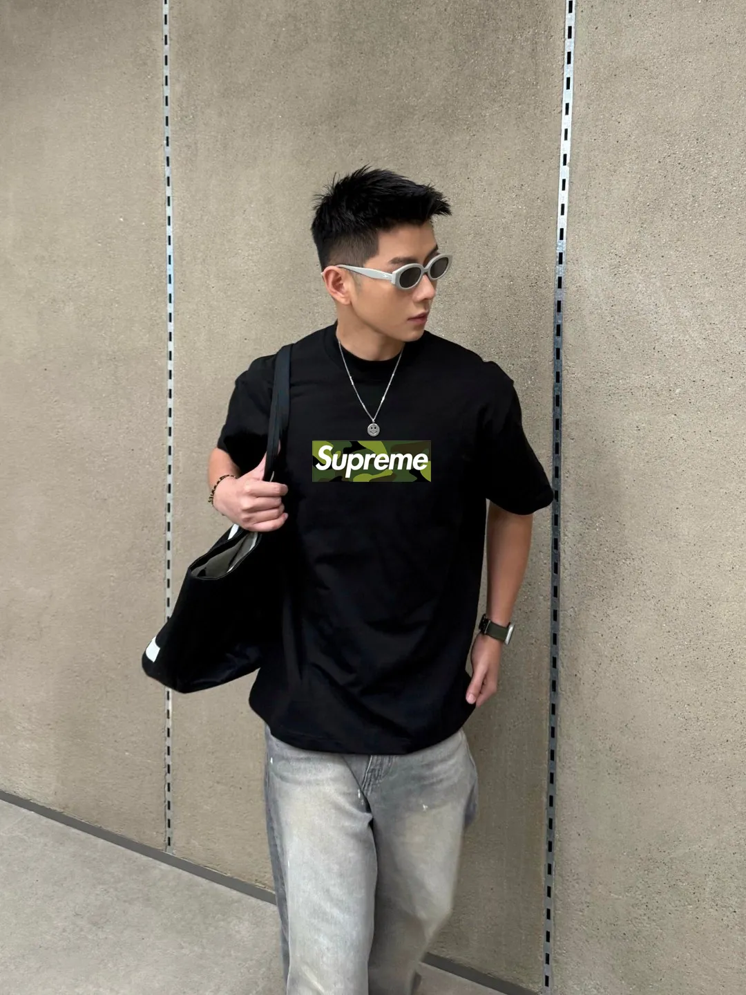P150 Supreme Big LOGO short-sleeved T-shirt is made of 250g Solona fabric. The whole piece is made of three-needle five-thread craftsmanship. The neckline-shoulder seam-sleeve seam is double-lined, which looks more three-dimensional and textured. The craftsmanship is consistent with the authentic original version, and the classic version is free to compare. M L XL XXL