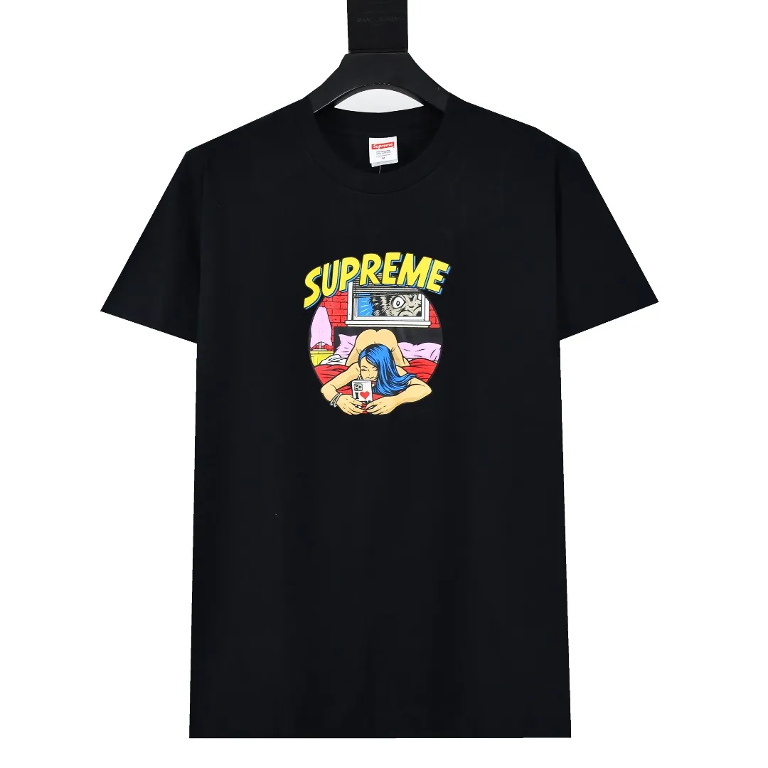 🅿️130 S196 top version Supreme 25ss Bedroom bedroom comic sexy girl printed short-sleeved T-shirt. Refuse to look at pictures to make products. Refuse to compare with wrong versions. Use cylinder seamless technology (original technology, there are no stitched bones on the side of the clothes, key points of identification) The fabrics are all custom-woven and dyed, 280g weight, 100% cotton, cylindrical fabric. Cylindrical fabric is a knitted fabric woven with a cylinder loom. The needles are distributed in a cylindrical shape on the fuselage. The gray fabric is a large cylinder, which needs to be opened and shaped before it can be used further. There are no slits on the side of the clothes, so there is no washing label on the side of ordinary short-sleeves. There is only one collar label behind the neck. The printing uses heat-setting ink printing imported from Belgium (different from conventional heat transfer printing on the market), also known as plastic ink, or self-adhesive ink. Its ingredients: mainly composed of polyvinyl chloride (PVC) and phthalates, including PVC, phthalates, and color fixing agents. , stabilizer, and thickener are mixed to form thermoset ink, which is not the digital direct printing marketed on the market. The printing texture of thermoset ink cannot be achieved by digital direct printing. The new triple collar label has a watermark anti-counterfeiting effect, a real anti-counterfeiting layer, and has a high probability of passing the approved version. The original packaging picture has a high probability of passing Size：S-XL