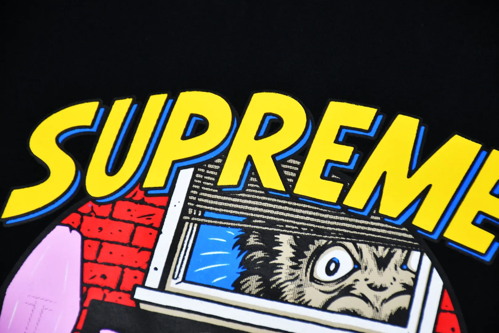 🅿️130 S196 top version Supreme 25ss Bedroom bedroom comic sexy girl printed short-sleeved T-shirt. Refuse to look at pictures to make products. Refuse to compare with wrong versions. Use cylinder seamless technology (original technology, there are no stitched bones on the side of the clothes, key points of identification) The fabrics are all custom-woven and dyed, 280g weight, 100% cotton, cylindrical fabric. Cylindrical fabric is a knitted fabric woven with a cylinder loom. The needles are distributed in a cylindrical shape on the fuselage. The gray fabric is a large cylinder, which needs to be opened and shaped before it can be used further. There are no slits on the side of the clothes, so there is no washing label on the side of ordinary short-sleeves. There is only one collar label behind the neck. The printing uses heat-setting ink printing imported from Belgium (different from conventional heat transfer printing on the market), also known as plastic ink, or self-adhesive ink. Its ingredients: mainly composed of polyvinyl chloride (PVC) and phthalates, including PVC, phthalates, and color fixing agents. , stabilizer, and thickener are mixed to form thermoset ink, which is not the digital direct printing marketed on the market. The printing texture of thermoset ink cannot be achieved by digital direct printing. The new triple collar label has a watermark anti-counterfeiting effect, a real anti-counterfeiting layer, and has a high probability of passing the approved version. The original packaging picture has a high probability of passing Size：S-XL