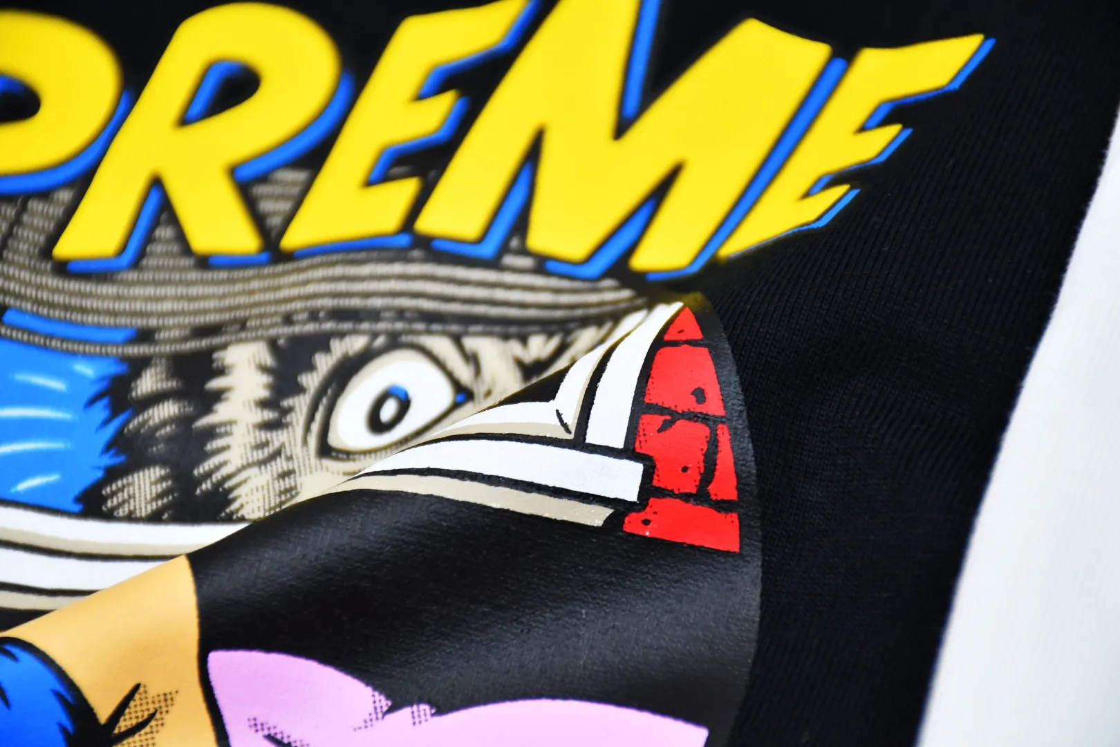 🅿️130 S196 top version Supreme 25ss Bedroom bedroom comic sexy girl printed short-sleeved T-shirt. Refuse to look at pictures to make products. Refuse to compare with wrong versions. Use cylinder seamless technology (original technology, there are no stitched bones on the side of the clothes, key points of identification) The fabrics are all custom-woven and dyed, 280g weight, 100% cotton, cylindrical fabric. Cylindrical fabric is a knitted fabric woven with a cylinder loom. The needles are distributed in a cylindrical shape on the fuselage. The gray fabric is a large cylinder, which needs to be opened and shaped before it can be used further. There are no slits on the side of the clothes, so there is no washing label on the side of ordinary short-sleeves. There is only one collar label behind the neck. The printing uses heat-setting ink printing imported from Belgium (different from conventional heat transfer printing on the market), also known as plastic ink, or self-adhesive ink. Its ingredients: mainly composed of polyvinyl chloride (PVC) and phthalates, including PVC, phthalates, and color fixing agents. , stabilizer, and thickener are mixed to form thermoset ink, which is not the digital direct printing marketed on the market. The printing texture of thermoset ink cannot be achieved by digital direct printing. The new triple collar label has a watermark anti-counterfeiting effect, a real anti-counterfeiting layer, and has a high probability of passing the approved version. The original packaging picture has a high probability of passing Size：S-XL