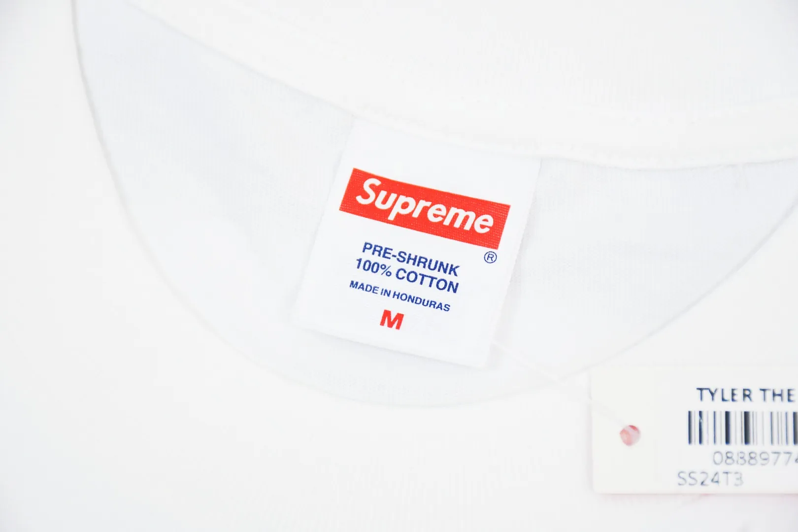 🅿️140 S187 top version SUPREME The fabrics are all custom-woven and dyed, 280g weight, 100% cotton, cylindrical fabric. Cylindrical fabric is a knitted fabric woven with a cylinder loom. The needles are distributed in a cylindrical shape on the fuselage. The gray fabric is a large cylinder, which needs to be opened and shaped before it can be used further. There are no slits on the side of the clothes, so there is no washing label on the side of ordinary short-sleeves. There is only one collar label behind the neck. The printing uses thermosetting ink printing imported from Belgium (different from conventional thermal transfer printing), also known as plastic ink, or self-adhesive ink. Its ingredients are: mainly composed of polyvinyl chloride (PVC) and phthalates, including PVC and phthalates, fixing agents, Stabilizers and thickeners are mixed to form thermosetting ink, which is not the digital direct printing advertised on the market. The printing texture of thermosetting ink is unachievable by digital direct printing. The new triple collar label has a watermark anti-counterfeiting effect, a real anti-counterfeiting layer, a version with a high probability of passing the inspection, and the original packaging picture has a high probability of passing the test. Size：S-XL