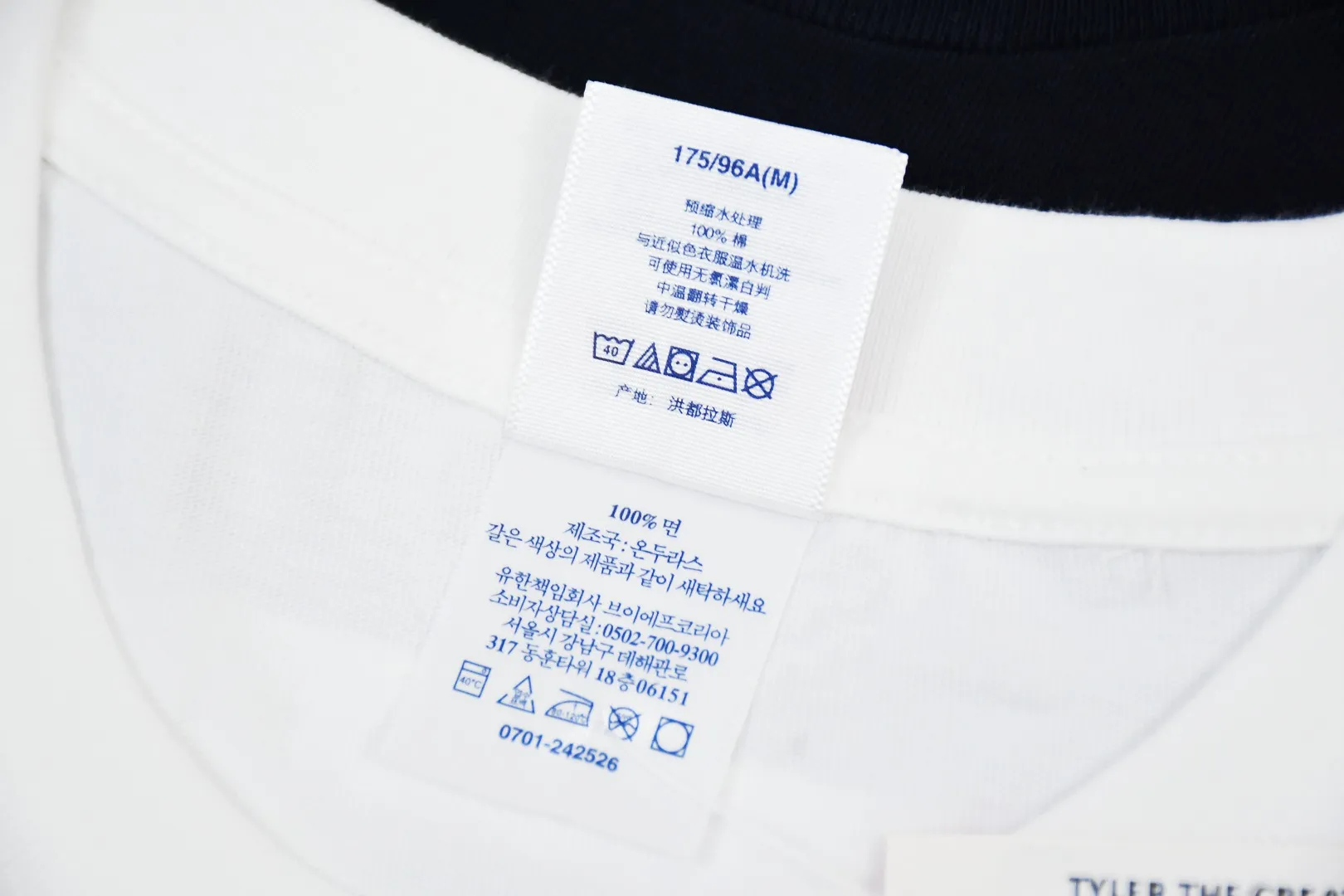 🅿️140 S187 top version SUPREME The fabrics are all custom-woven and dyed, 280g weight, 100% cotton, cylindrical fabric. Cylindrical fabric is a knitted fabric woven with a cylinder loom. The needles are distributed in a cylindrical shape on the fuselage. The gray fabric is a large cylinder, which needs to be opened and shaped before it can be used further. There are no slits on the side of the clothes, so there is no washing label on the side of ordinary short-sleeves. There is only one collar label behind the neck. The printing uses thermosetting ink printing imported from Belgium (different from conventional thermal transfer printing), also known as plastic ink, or self-adhesive ink. Its ingredients are: mainly composed of polyvinyl chloride (PVC) and phthalates, including PVC and phthalates, fixing agents, Stabilizers and thickeners are mixed to form thermosetting ink, which is not the digital direct printing advertised on the market. The printing texture of thermosetting ink is unachievable by digital direct printing. The new triple collar label has a watermark anti-counterfeiting effect, a real anti-counterfeiting layer, a version with a high probability of passing the inspection, and the original packaging picture has a high probability of passing the test. Size：S-XL