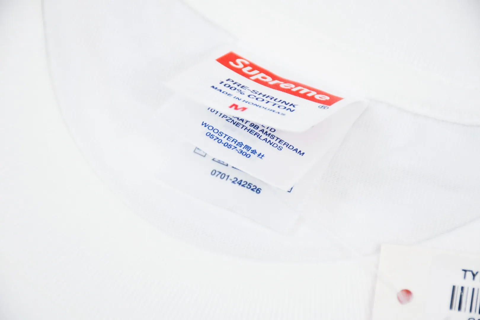 🅿️140 S187 top version SUPREME The fabrics are all custom-woven and dyed, 280g weight, 100% cotton, cylindrical fabric. Cylindrical fabric is a knitted fabric woven with a cylinder loom. The needles are distributed in a cylindrical shape on the fuselage. The gray fabric is a large cylinder, which needs to be opened and shaped before it can be used further. There are no slits on the side of the clothes, so there is no washing label on the side of ordinary short-sleeves. There is only one collar label behind the neck. The printing uses thermosetting ink printing imported from Belgium (different from conventional thermal transfer printing), also known as plastic ink, or self-adhesive ink. Its ingredients are: mainly composed of polyvinyl chloride (PVC) and phthalates, including PVC and phthalates, fixing agents, Stabilizers and thickeners are mixed to form thermosetting ink, which is not the digital direct printing advertised on the market. The printing texture of thermosetting ink is unachievable by digital direct printing. The new triple collar label has a watermark anti-counterfeiting effect, a real anti-counterfeiting layer, a version with a high probability of passing the inspection, and the original packaging picture has a high probability of passing the test. Size：S-XL