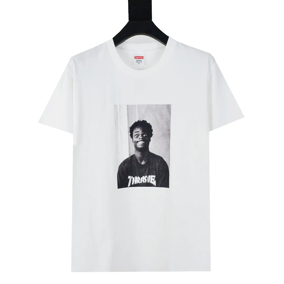 🅿️140 S187 top version SUPREME The fabrics are all custom-woven and dyed, 280g weight, 100% cotton, cylindrical fabric. Cylindrical fabric is a knitted fabric woven with a cylinder loom. The needles are distributed in a cylindrical shape on the fuselage. The gray fabric is a large cylinder, which needs to be opened and shaped before it can be used further. There are no slits on the side of the clothes, so there is no washing label on the side of ordinary short-sleeves. There is only one collar label behind the neck. The printing uses thermosetting ink printing imported from Belgium (different from conventional thermal transfer printing), also known as plastic ink, or self-adhesive ink. Its ingredients are: mainly composed of polyvinyl chloride (PVC) and phthalates, including PVC and phthalates, fixing agents, Stabilizers and thickeners are mixed to form thermosetting ink, which is not the digital direct printing advertised on the market. The printing texture of thermosetting ink is unachievable by digital direct printing. The new triple collar label has a watermark anti-counterfeiting effect, a real anti-counterfeiting layer, a version with a high probability of passing the inspection, and the original packaging picture has a high probability of passing the test. Size：S-XL
