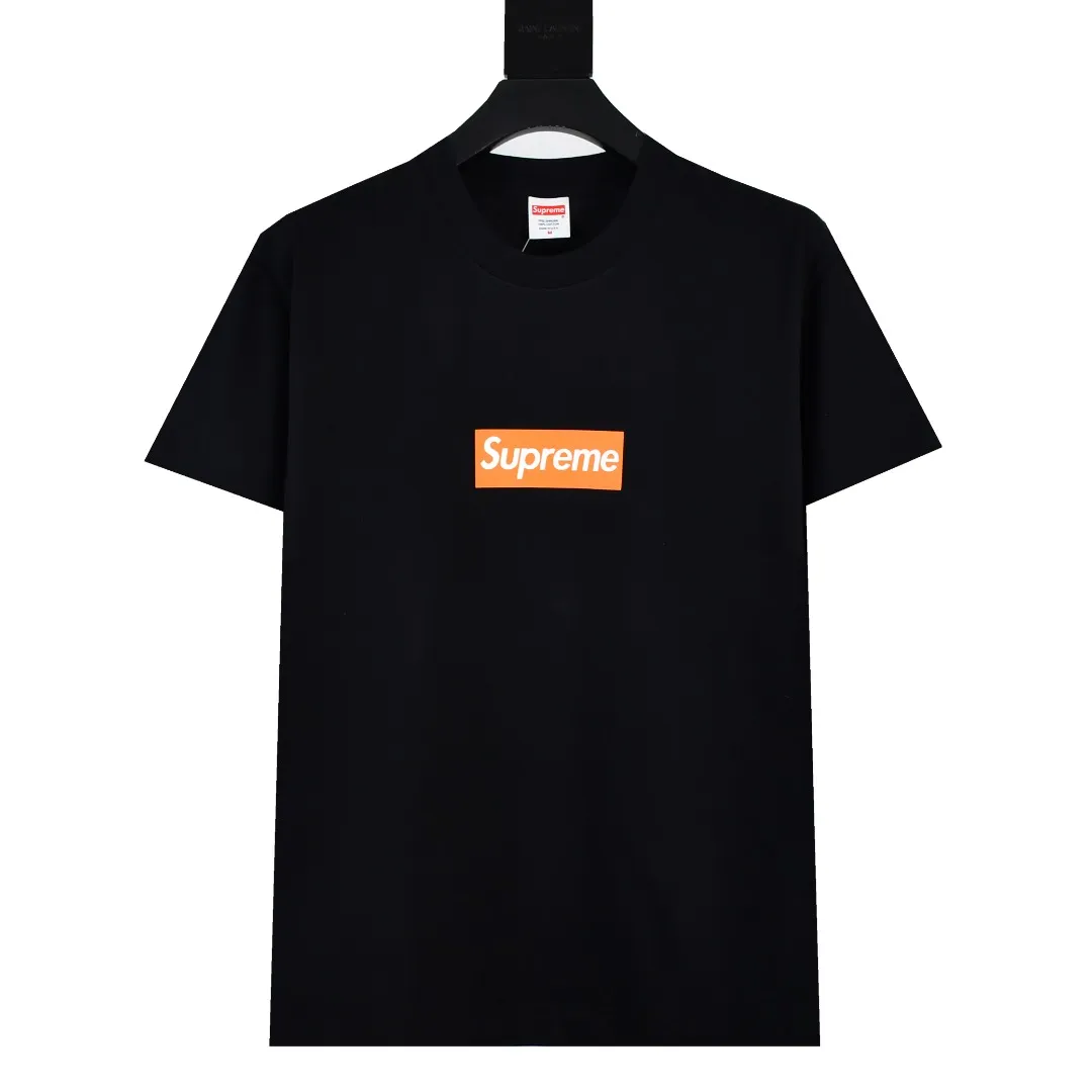 🅿️126 S163 top version Supreme 19FW BOX LOGO short sleeves opened in San Francisco. Refuse to look at pictures to make goods. Refuse to compare with wrong versions. Use cylindrical seamless process (original process, there are no stitched bones on the side of the clothes, the key point of identification) The fabrics are all custom-woven and dyed, 280g weight, 100% cotton, cylindrical fabric. Cylindrical fabric is a knitted fabric woven with a cylinder loom. The needles are distributed in a cylindrical shape on the fuselage. The gray fabric is a large cylinder, which needs to be opened and shaped before it can be used further. There are no slits on the side of the clothes, so there is no washing label on the side of ordinary short-sleeves. There is only one collar label behind the neck. The printing uses thermosetting ink printing imported from Belgium (different from conventional thermal transfer printing), also known as plastic ink, or self-adhesive ink. Its ingredients are: mainly composed of polyvinyl chloride (PVC) and phthalates. PVC and phthalates, solid color The thermoset ink is composed of a mixture of agents, stabilizers, and thickeners. It is not the digital direct printing advertised on the market. The printing texture of thermoset ink cannot be achieved by digital direct printing. The collar label has a watermark anti-counterfeiting effect, a real anti-counterfeiting layer, a version with a high probability of passing the inspection, and a high probability of passing the original packaging picture. Size：S-XL