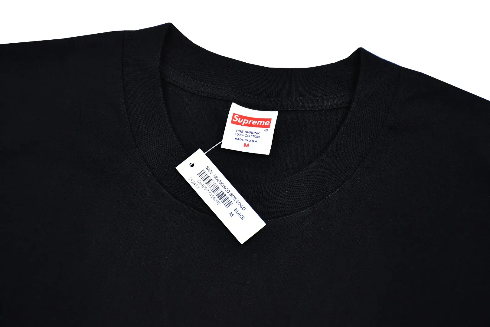 🅿️126 S163 top version Supreme 19FW BOX LOGO short sleeves opened in San Francisco. Refuse to look at pictures to make goods. Refuse to compare with wrong versions. Use cylindrical seamless process (original process, there are no stitched bones on the side of the clothes, the key point of identification) The fabrics are all custom-woven and dyed, 280g weight, 100% cotton, cylindrical fabric. Cylindrical fabric is a knitted fabric woven with a cylinder loom. The needles are distributed in a cylindrical shape on the fuselage. The gray fabric is a large cylinder, which needs to be opened and shaped before it can be used further. There are no slits on the side of the clothes, so there is no washing label on the side of ordinary short-sleeves. There is only one collar label behind the neck. The printing uses thermosetting ink printing imported from Belgium (different from conventional thermal transfer printing), also known as plastic ink, or self-adhesive ink. Its ingredients are: mainly composed of polyvinyl chloride (PVC) and phthalates. PVC and phthalates, solid color The thermoset ink is composed of a mixture of agents, stabilizers, and thickeners. It is not the digital direct printing advertised on the market. The printing texture of thermoset ink cannot be achieved by digital direct printing. The collar label has a watermark anti-counterfeiting effect, a real anti-counterfeiting layer, a version with a high probability of passing the inspection, and a high probability of passing the original packaging picture. Size：S-XL