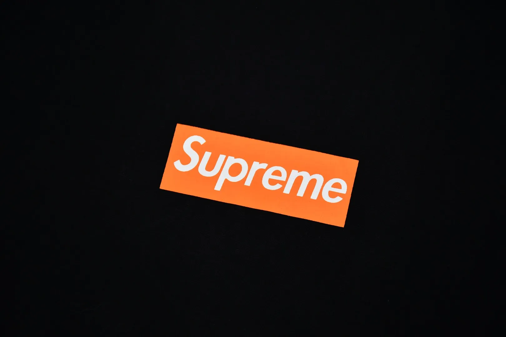 🅿️126 S163 top version Supreme 19FW BOX LOGO short sleeves opened in San Francisco. Refuse to look at pictures to make goods. Refuse to compare with wrong versions. Use cylindrical seamless process (original process, there are no stitched bones on the side of the clothes, the key point of identification) The fabrics are all custom-woven and dyed, 280g weight, 100% cotton, cylindrical fabric. Cylindrical fabric is a knitted fabric woven with a cylinder loom. The needles are distributed in a cylindrical shape on the fuselage. The gray fabric is a large cylinder, which needs to be opened and shaped before it can be used further. There are no slits on the side of the clothes, so there is no washing label on the side of ordinary short-sleeves. There is only one collar label behind the neck. The printing uses thermosetting ink printing imported from Belgium (different from conventional thermal transfer printing), also known as plastic ink, or self-adhesive ink. Its ingredients are: mainly composed of polyvinyl chloride (PVC) and phthalates. PVC and phthalates, solid color The thermoset ink is composed of a mixture of agents, stabilizers, and thickeners. It is not the digital direct printing advertised on the market. The printing texture of thermoset ink cannot be achieved by digital direct printing. The collar label has a watermark anti-counterfeiting effect, a real anti-counterfeiting layer, a version with a high probability of passing the inspection, and a high probability of passing the original packaging picture. Size：S-XL