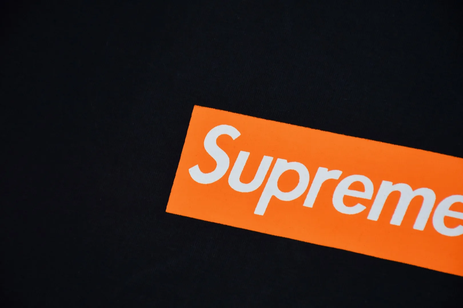 🅿️126 S163 top version Supreme 19FW BOX LOGO short sleeves opened in San Francisco. Refuse to look at pictures to make goods. Refuse to compare with wrong versions. Use cylindrical seamless process (original process, there are no stitched bones on the side of the clothes, the key point of identification) The fabrics are all custom-woven and dyed, 280g weight, 100% cotton, cylindrical fabric. Cylindrical fabric is a knitted fabric woven with a cylinder loom. The needles are distributed in a cylindrical shape on the fuselage. The gray fabric is a large cylinder, which needs to be opened and shaped before it can be used further. There are no slits on the side of the clothes, so there is no washing label on the side of ordinary short-sleeves. There is only one collar label behind the neck. The printing uses thermosetting ink printing imported from Belgium (different from conventional thermal transfer printing), also known as plastic ink, or self-adhesive ink. Its ingredients are: mainly composed of polyvinyl chloride (PVC) and phthalates. PVC and phthalates, solid color The thermoset ink is composed of a mixture of agents, stabilizers, and thickeners. It is not the digital direct printing advertised on the market. The printing texture of thermoset ink cannot be achieved by digital direct printing. The collar label has a watermark anti-counterfeiting effect, a real anti-counterfeiting layer, a version with a high probability of passing the inspection, and a high probability of passing the original packaging picture. Size：S-XL