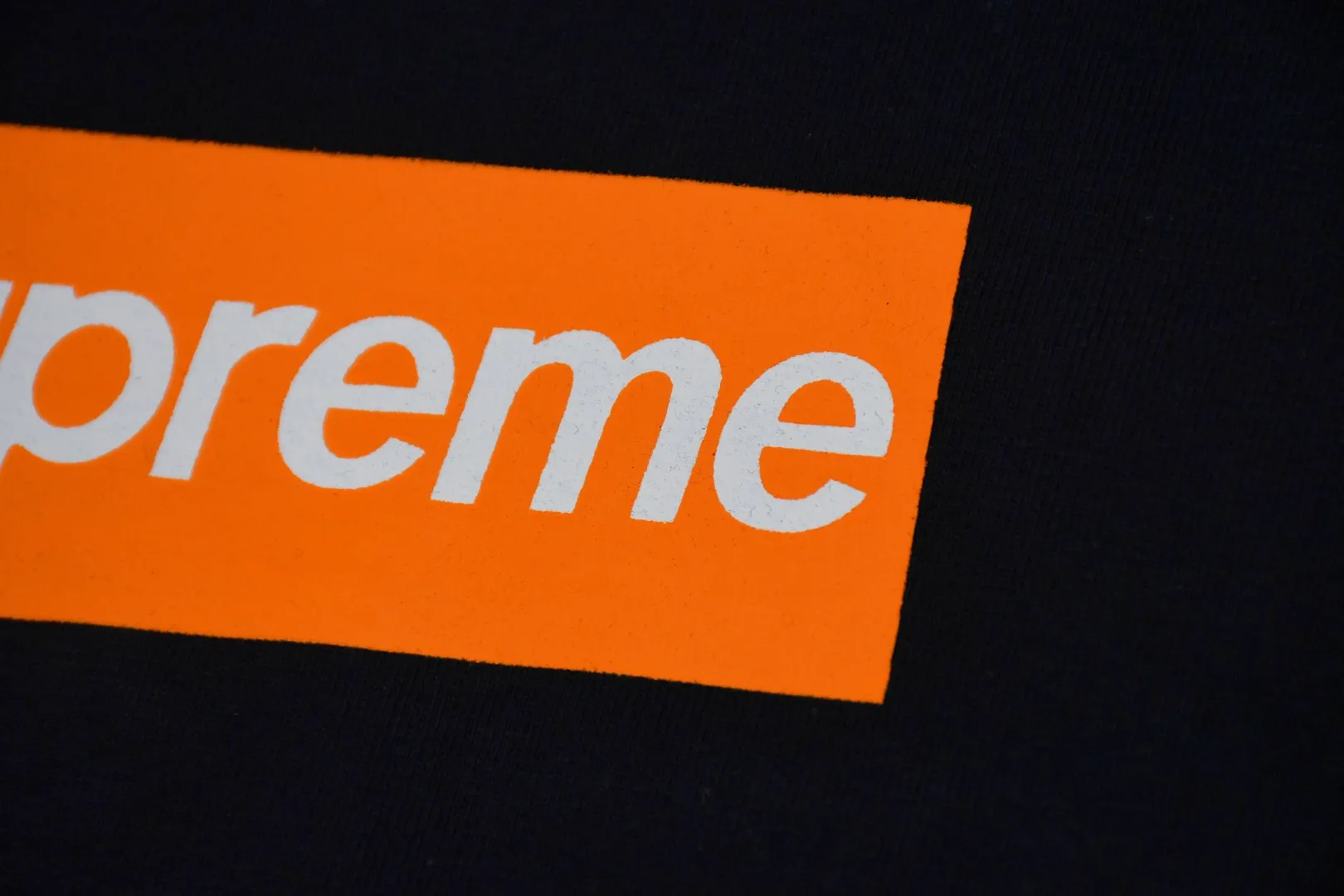 🅿️126 S163 top version Supreme 19FW BOX LOGO short sleeves opened in San Francisco. Refuse to look at pictures to make goods. Refuse to compare with wrong versions. Use cylindrical seamless process (original process, there are no stitched bones on the side of the clothes, the key point of identification) The fabrics are all custom-woven and dyed, 280g weight, 100% cotton, cylindrical fabric. Cylindrical fabric is a knitted fabric woven with a cylinder loom. The needles are distributed in a cylindrical shape on the fuselage. The gray fabric is a large cylinder, which needs to be opened and shaped before it can be used further. There are no slits on the side of the clothes, so there is no washing label on the side of ordinary short-sleeves. There is only one collar label behind the neck. The printing uses thermosetting ink printing imported from Belgium (different from conventional thermal transfer printing), also known as plastic ink, or self-adhesive ink. Its ingredients are: mainly composed of polyvinyl chloride (PVC) and phthalates. PVC and phthalates, solid color The thermoset ink is composed of a mixture of agents, stabilizers, and thickeners. It is not the digital direct printing advertised on the market. The printing texture of thermoset ink cannot be achieved by digital direct printing. The collar label has a watermark anti-counterfeiting effect, a real anti-counterfeiting layer, a version with a high probability of passing the inspection, and a high probability of passing the original packaging picture. Size：S-XL