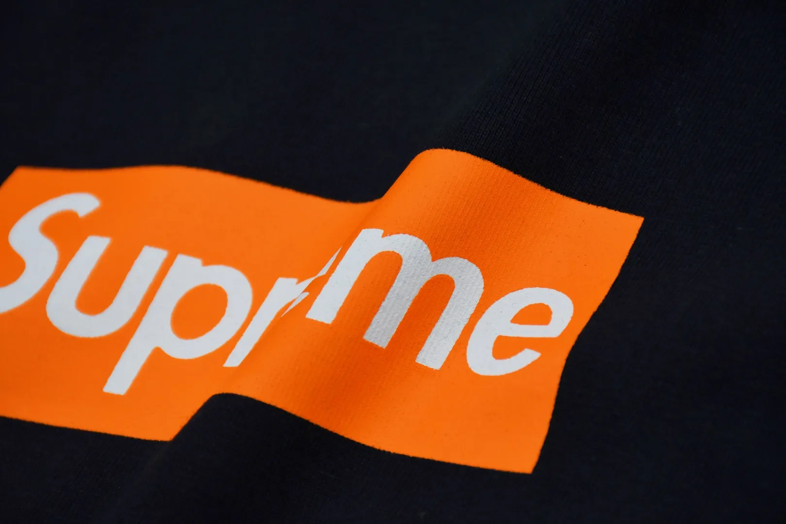 🅿️126 S163 top version Supreme 19FW BOX LOGO short sleeves opened in San Francisco. Refuse to look at pictures to make goods. Refuse to compare with wrong versions. Use cylindrical seamless process (original process, there are no stitched bones on the side of the clothes, the key point of identification) The fabrics are all custom-woven and dyed, 280g weight, 100% cotton, cylindrical fabric. Cylindrical fabric is a knitted fabric woven with a cylinder loom. The needles are distributed in a cylindrical shape on the fuselage. The gray fabric is a large cylinder, which needs to be opened and shaped before it can be used further. There are no slits on the side of the clothes, so there is no washing label on the side of ordinary short-sleeves. There is only one collar label behind the neck. The printing uses thermosetting ink printing imported from Belgium (different from conventional thermal transfer printing), also known as plastic ink, or self-adhesive ink. Its ingredients are: mainly composed of polyvinyl chloride (PVC) and phthalates. PVC and phthalates, solid color The thermoset ink is composed of a mixture of agents, stabilizers, and thickeners. It is not the digital direct printing advertised on the market. The printing texture of thermoset ink cannot be achieved by digital direct printing. The collar label has a watermark anti-counterfeiting effect, a real anti-counterfeiting layer, a version with a high probability of passing the inspection, and a high probability of passing the original packaging picture. Size：S-XL