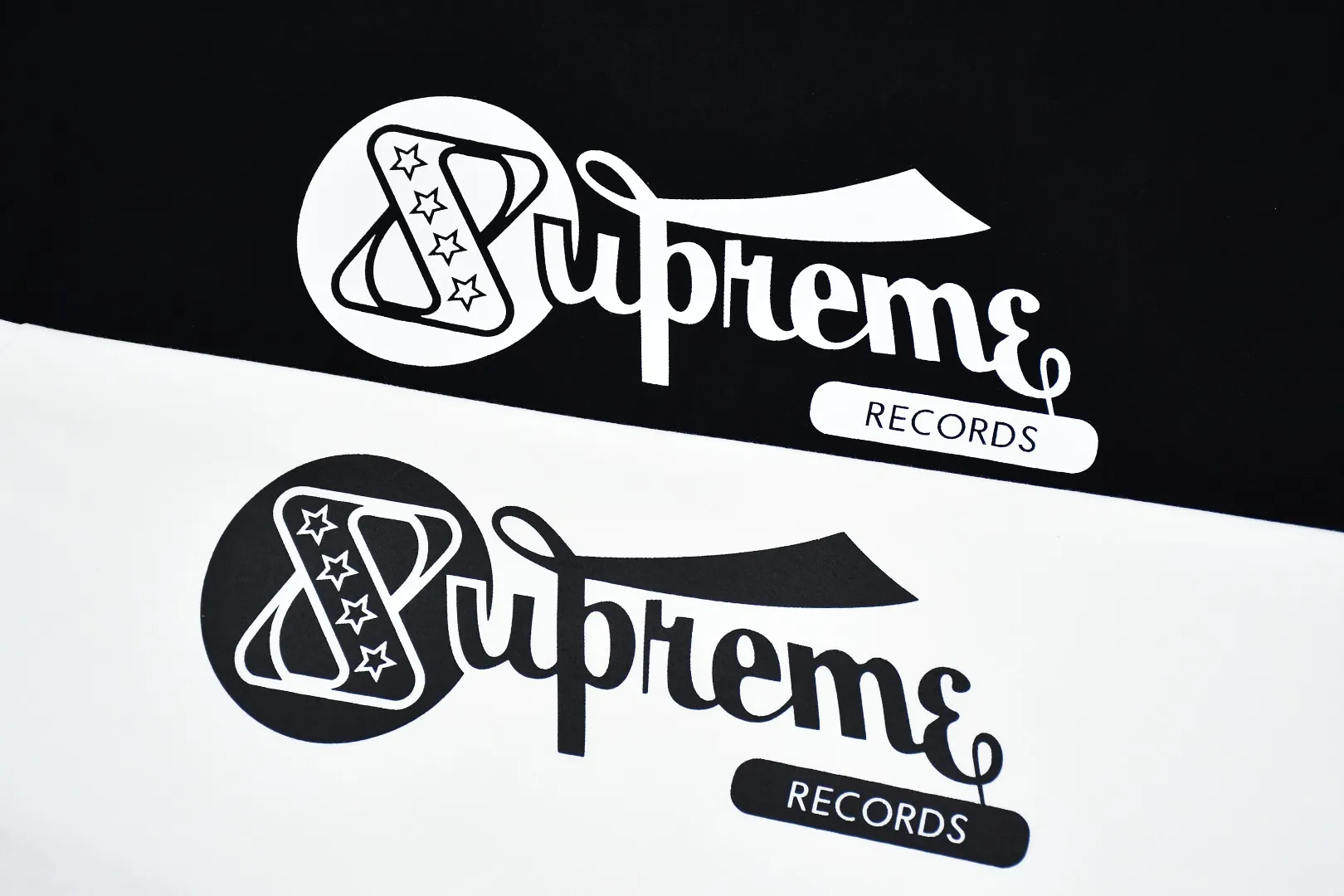 S352💰p130 Top version Supreme 24ss RECORDS recorded printed short-sleeved T-shirt. Refuse to look at pictures to make goods. Refuse to compare with wrong versions. Use cylindrical seamless process (original process. There are no stitched bones on the side of the clothes. Key points of identification) The fabrics are all custom-woven and dyed, 280g weight, 100% cotton, cylindrical fabric. Cylindrical fabric is a knitted fabric woven with a cylinder loom. The needles are distributed in a cylindrical shape on the fuselage. The gray fabric is a large cylinder, which needs to be opened and shaped before it can be used further. There are no slits on the side of the clothes, so there is no washing label on the side of ordinary short-sleeves. There is only one collar label behind the neck. The printing uses thermosetting ink printing imported from Belgium (different from conventional heat transfer printing), also known as plastic ink, or self-adhesive ink. Its ingredients are: mainly composed of polyvinyl chloride (PVC) and phthalates. PVC and phthalates, solid color The thermosetting ink is composed of a mixture of agents, stabilizers, and thickeners. It is not the digital direct printing marketed on the market. The printing texture of thermosetting ink cannot be achieved by digital direct printing. The collar label has a watermark anti-counterfeiting effect, a real anti-counterfeiting layer, a version with a high probability of passing the inspection, and the original packaging picture has a high probability of passing the test. Size：S-XL