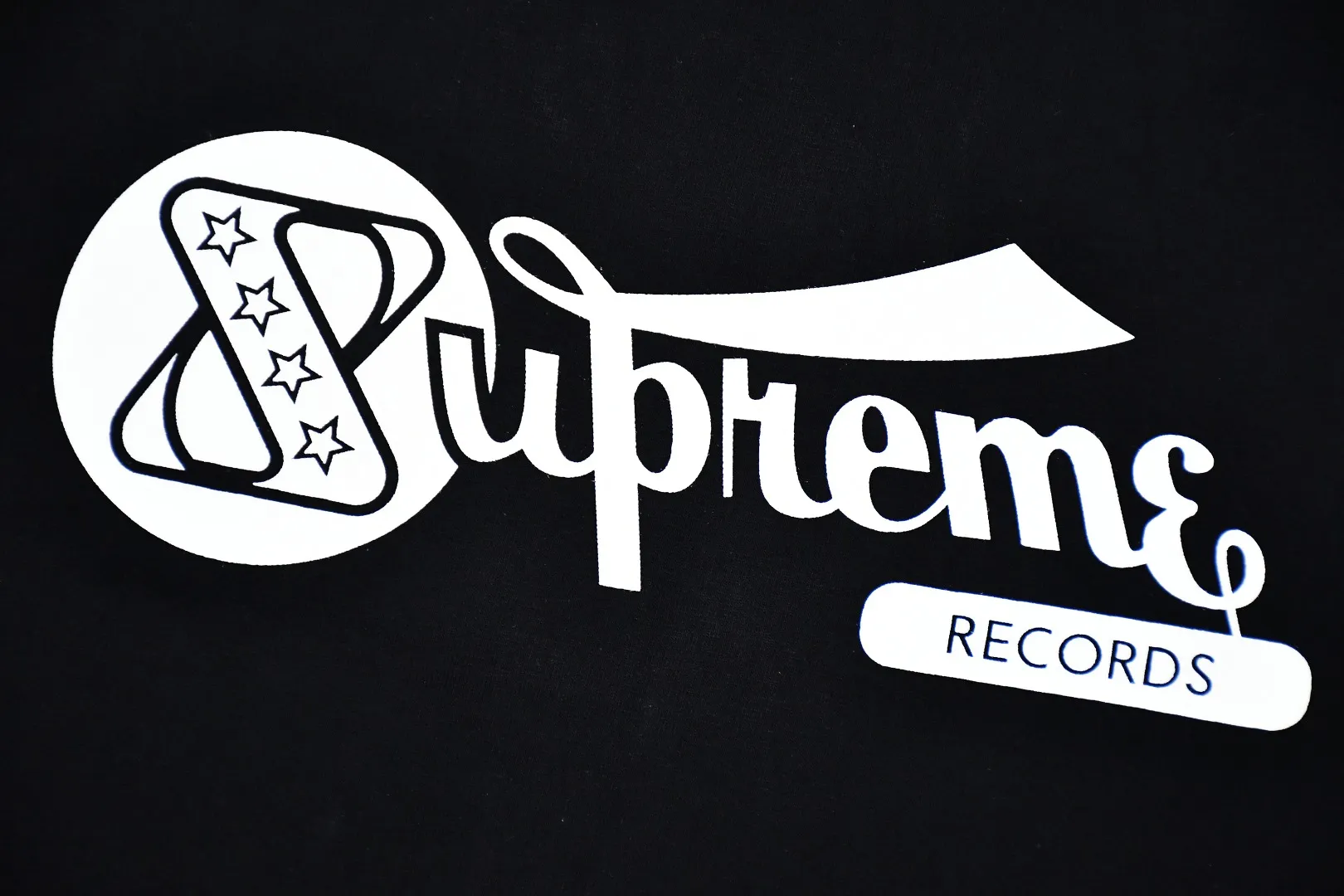 S352💰p130 Top version Supreme 24ss RECORDS recorded printed short-sleeved T-shirt. Refuse to look at pictures to make goods. Refuse to compare with wrong versions. Use cylindrical seamless process (original process. There are no stitched bones on the side of the clothes. Key points of identification) The fabrics are all custom-woven and dyed, 280g weight, 100% cotton, cylindrical fabric. Cylindrical fabric is a knitted fabric woven with a cylinder loom. The needles are distributed in a cylindrical shape on the fuselage. The gray fabric is a large cylinder, which needs to be opened and shaped before it can be used further. There are no slits on the side of the clothes, so there is no washing label on the side of ordinary short-sleeves. There is only one collar label behind the neck. The printing uses thermosetting ink printing imported from Belgium (different from conventional heat transfer printing), also known as plastic ink, or self-adhesive ink. Its ingredients are: mainly composed of polyvinyl chloride (PVC) and phthalates. PVC and phthalates, solid color The thermosetting ink is composed of a mixture of agents, stabilizers, and thickeners. It is not the digital direct printing marketed on the market. The printing texture of thermosetting ink cannot be achieved by digital direct printing. The collar label has a watermark anti-counterfeiting effect, a real anti-counterfeiting layer, a version with a high probability of passing the inspection, and the original packaging picture has a high probability of passing the test. Size：S-XL