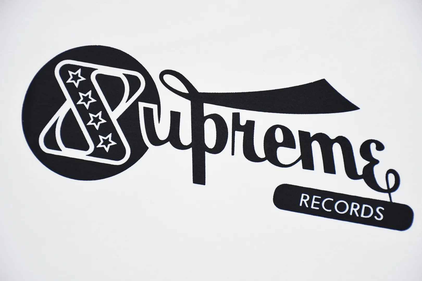 S352💰p130 Top version Supreme 24ss RECORDS recorded printed short-sleeved T-shirt. Refuse to look at pictures to make goods. Refuse to compare with wrong versions. Use cylindrical seamless process (original process. There are no stitched bones on the side of the clothes. Key points of identification) The fabrics are all custom-woven and dyed, 280g weight, 100% cotton, cylindrical fabric. Cylindrical fabric is a knitted fabric woven with a cylinder loom. The needles are distributed in a cylindrical shape on the fuselage. The gray fabric is a large cylinder, which needs to be opened and shaped before it can be used further. There are no slits on the side of the clothes, so there is no washing label on the side of ordinary short-sleeves. There is only one collar label behind the neck. The printing uses thermosetting ink printing imported from Belgium (different from conventional heat transfer printing), also known as plastic ink, or self-adhesive ink. Its ingredients are: mainly composed of polyvinyl chloride (PVC) and phthalates. PVC and phthalates, solid color The thermosetting ink is composed of a mixture of agents, stabilizers, and thickeners. It is not the digital direct printing marketed on the market. The printing texture of thermosetting ink cannot be achieved by digital direct printing. The collar label has a watermark anti-counterfeiting effect, a real anti-counterfeiting layer, a version with a high probability of passing the inspection, and the original packaging picture has a high probability of passing the test. Size：S-XL
