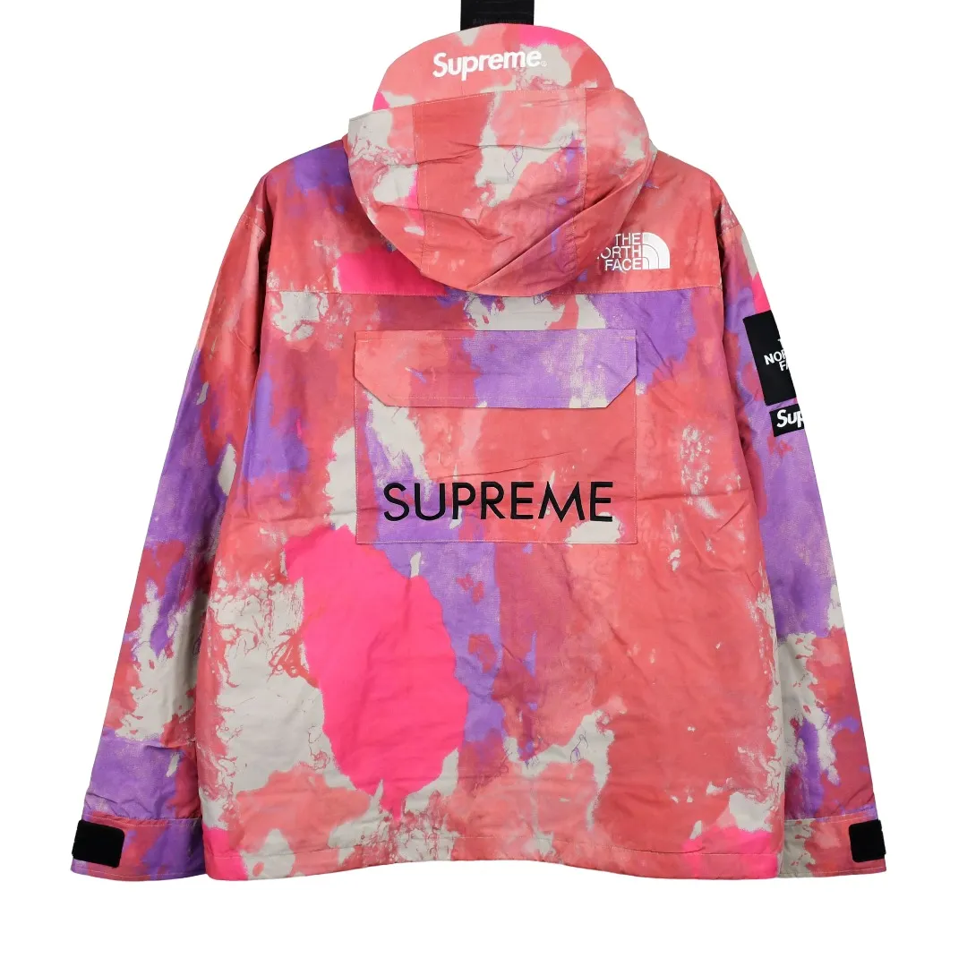 MX84💰p650 MAX/top version, exclusive quality on the entire network, ZP player designated version, Supreme SS20 Week 13 x TNF Cargo Jacket, joint North Face multi-pocket jacket, a true jacket, waterproof, windproof, breathable and warm. 1. In order to perfectly restore the original version, the fabric uses 70D*320D# which is extremely difficult and expensive to embroider. 110g/㎡ low-density nylon plain fabric. The fabric is ultra-thin, low-density and breathable. Top-grade waterproof coating is added to both front and back sides to easily achieve the rolling effect of water droplets on a lotus leaf. The main body mesh is 95g/㎡ extra large mesh. 2. The embroidery uses the original embroidery data file. The machine uses the BEHRINGER BEKS-Y924 embroidery machine (a level higher than the Tajima embroidery machine). The machine head tension is small and does little damage to the fabric. The fullness and precision of the embroidery are the best 3. The correct hangtag and the correct accessories. The resin zipper and nylon zipper are purchased from YKK Shanghai Yoshida Company. The special non-domestic standard parts are all custom-made by the foundry. The metal four-button buckle and small zipper hanging beads are all customized at 1:1. The main label and laser are all customized separately for this year's new models. The multiple bags are all folded with lengthened bag openings to achieve waterproof and anti-lost functions. The sewing work is complicated. There are many special machines for edge sealing and many pockets. The density of the fabric is sparse and you will be injured if you are not careful, so they are all produced by the same master craftsmen. Sizes: S~XL