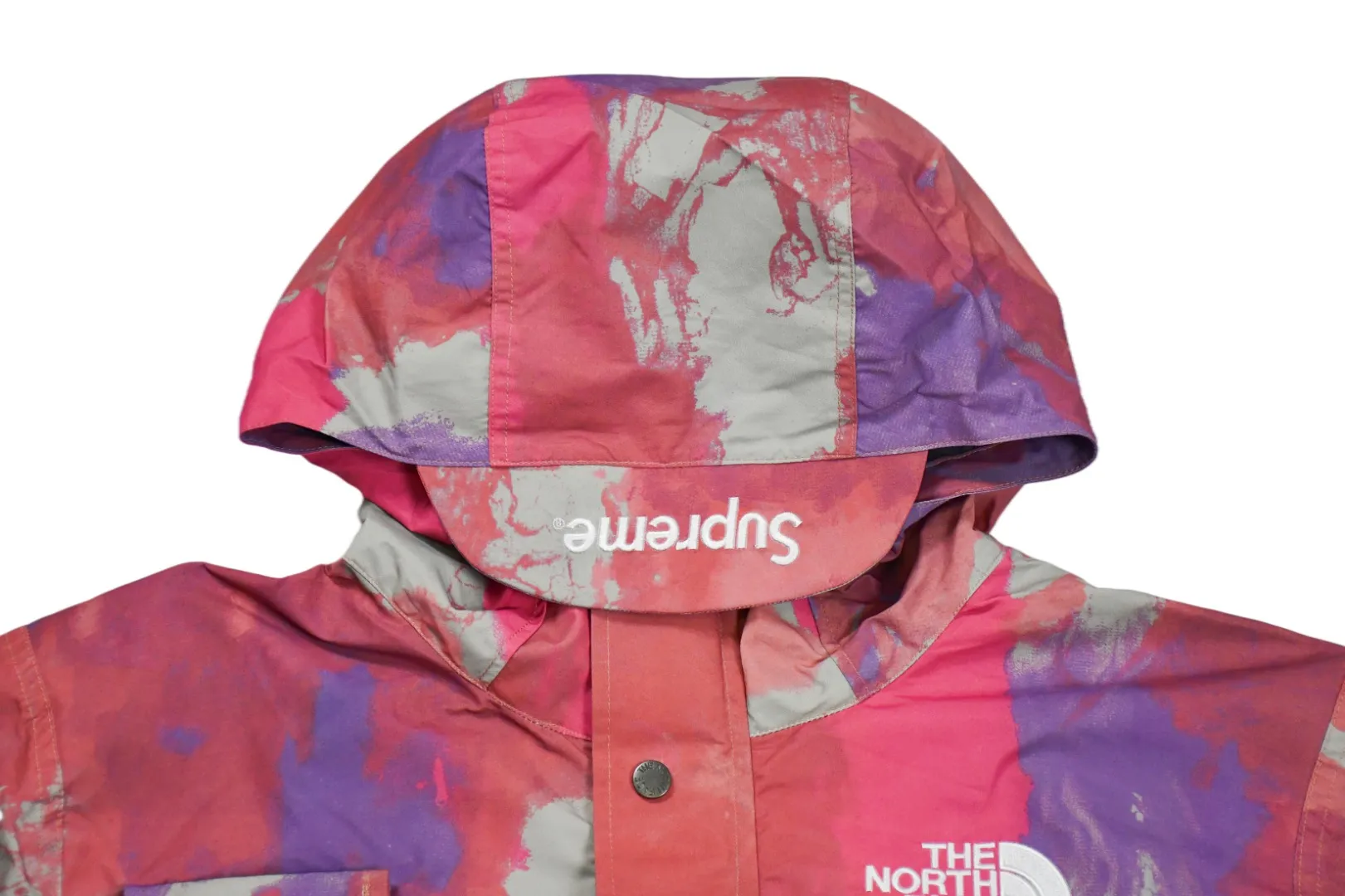 MX84💰p650 MAX/top version, exclusive quality on the entire network, ZP player designated version, Supreme SS20 Week 13 x TNF Cargo Jacket, joint North Face multi-pocket jacket, a true jacket, waterproof, windproof, breathable and warm. 1. In order to perfectly restore the original version, the fabric uses 70D*320D# which is extremely difficult and expensive to embroider. 110g/㎡ low-density nylon plain fabric. The fabric is ultra-thin, low-density and breathable. Top-grade waterproof coating is added to both front and back sides to easily achieve the rolling effect of water droplets on a lotus leaf. The main body mesh is 95g/㎡ extra large mesh. 2. The embroidery uses the original embroidery data file. The machine uses the BEHRINGER BEKS-Y924 embroidery machine (a level higher than the Tajima embroidery machine). The machine head tension is small and does little damage to the fabric. The fullness and precision of the embroidery are the best 3. The correct hangtag and the correct accessories. The resin zipper and nylon zipper are purchased from YKK Shanghai Yoshida Company. The special non-domestic standard parts are all custom-made by the foundry. The metal four-button buckle and small zipper hanging beads are all customized at 1:1. The main label and laser are all customized separately for this year's new models. The multiple bags are all folded with lengthened bag openings to achieve waterproof and anti-lost functions. The sewing work is complicated. There are many special machines for edge sealing and many pockets. The density of the fabric is sparse and you will be injured if you are not careful, so they are all produced by the same master craftsmen. Sizes: S~XL