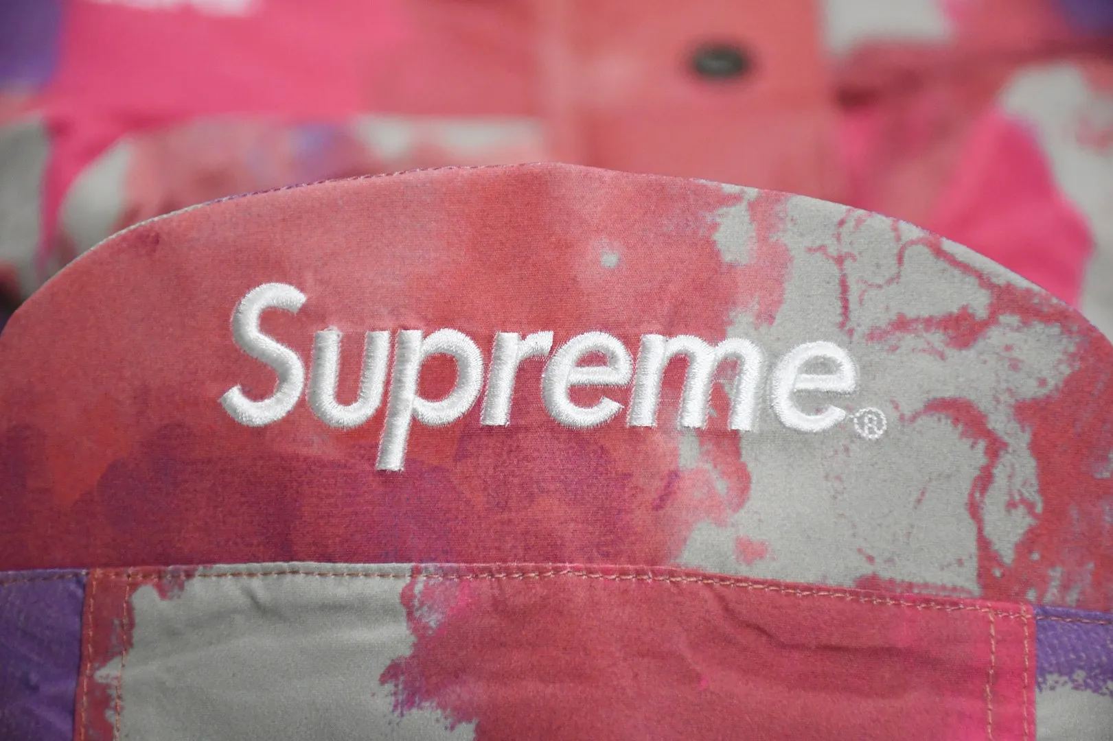 MX84💰p650 MAX/top version, exclusive quality on the entire network, ZP player designated version, Supreme SS20 Week 13 x TNF Cargo Jacket, joint North Face multi-pocket jacket, a true jacket, waterproof, windproof, breathable and warm. 1. In order to perfectly restore the original version, the fabric uses 70D*320D# which is extremely difficult and expensive to embroider. 110g/㎡ low-density nylon plain fabric. The fabric is ultra-thin, low-density and breathable. Top-grade waterproof coating is added to both front and back sides to easily achieve the rolling effect of water droplets on a lotus leaf. The main body mesh is 95g/㎡ extra large mesh. 2. The embroidery uses the original embroidery data file. The machine uses the BEHRINGER BEKS-Y924 embroidery machine (a level higher than the Tajima embroidery machine). The machine head tension is small and does little damage to the fabric. The fullness and precision of the embroidery are the best 3. The correct hangtag and the correct accessories. The resin zipper and nylon zipper are purchased from YKK Shanghai Yoshida Company. The special non-domestic standard parts are all custom-made by the foundry. The metal four-button buckle and small zipper hanging beads are all customized at 1:1. The main label and laser are all customized separately for this year's new models. The multiple bags are all folded with lengthened bag openings to achieve waterproof and anti-lost functions. The sewing work is complicated. There are many special machines for edge sealing and many pockets. The density of the fabric is sparse and you will be injured if you are not careful, so they are all produced by the same master craftsmen. Sizes: S~XL