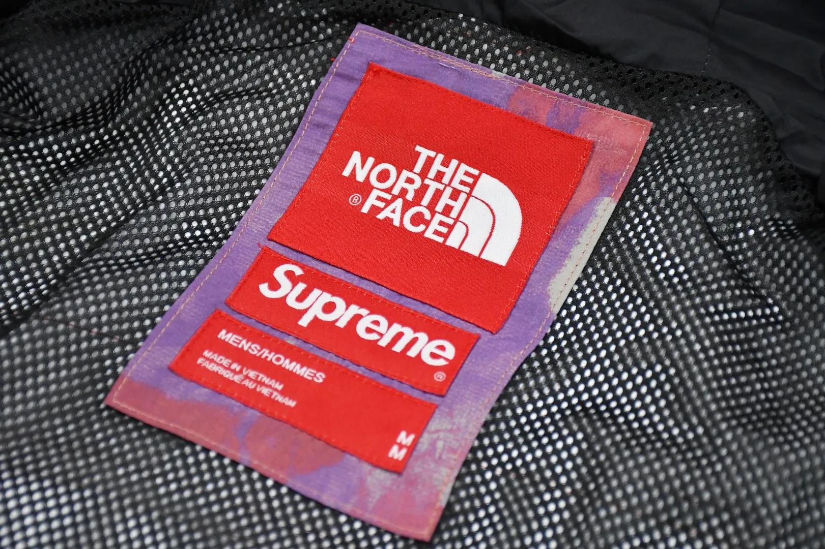 MX84💰p650 MAX/top version, exclusive quality on the entire network, ZP player designated version, Supreme SS20 Week 13 x TNF Cargo Jacket, joint North Face multi-pocket jacket, a true jacket, waterproof, windproof, breathable and warm. 1. In order to perfectly restore the original version, the fabric uses 70D*320D# which is extremely difficult and expensive to embroider. 110g/㎡ low-density nylon plain fabric. The fabric is ultra-thin, low-density and breathable. Top-grade waterproof coating is added to both front and back sides to easily achieve the rolling effect of water droplets on a lotus leaf. The main body mesh is 95g/㎡ extra large mesh. 2. The embroidery uses the original embroidery data file. The machine uses the BEHRINGER BEKS-Y924 embroidery machine (a level higher than the Tajima embroidery machine). The machine head tension is small and does little damage to the fabric. The fullness and precision of the embroidery are the best 3. The correct hangtag and the correct accessories. The resin zipper and nylon zipper are purchased from YKK Shanghai Yoshida Company. The special non-domestic standard parts are all custom-made by the foundry. The metal four-button buckle and small zipper hanging beads are all customized at 1:1. The main label and laser are all customized separately for this year's new models. The multiple bags are all folded with lengthened bag openings to achieve waterproof and anti-lost functions. The sewing work is complicated. There are many special machines for edge sealing and many pockets. The density of the fabric is sparse and you will be injured if you are not careful, so they are all produced by the same master craftsmen. Sizes: S~XL