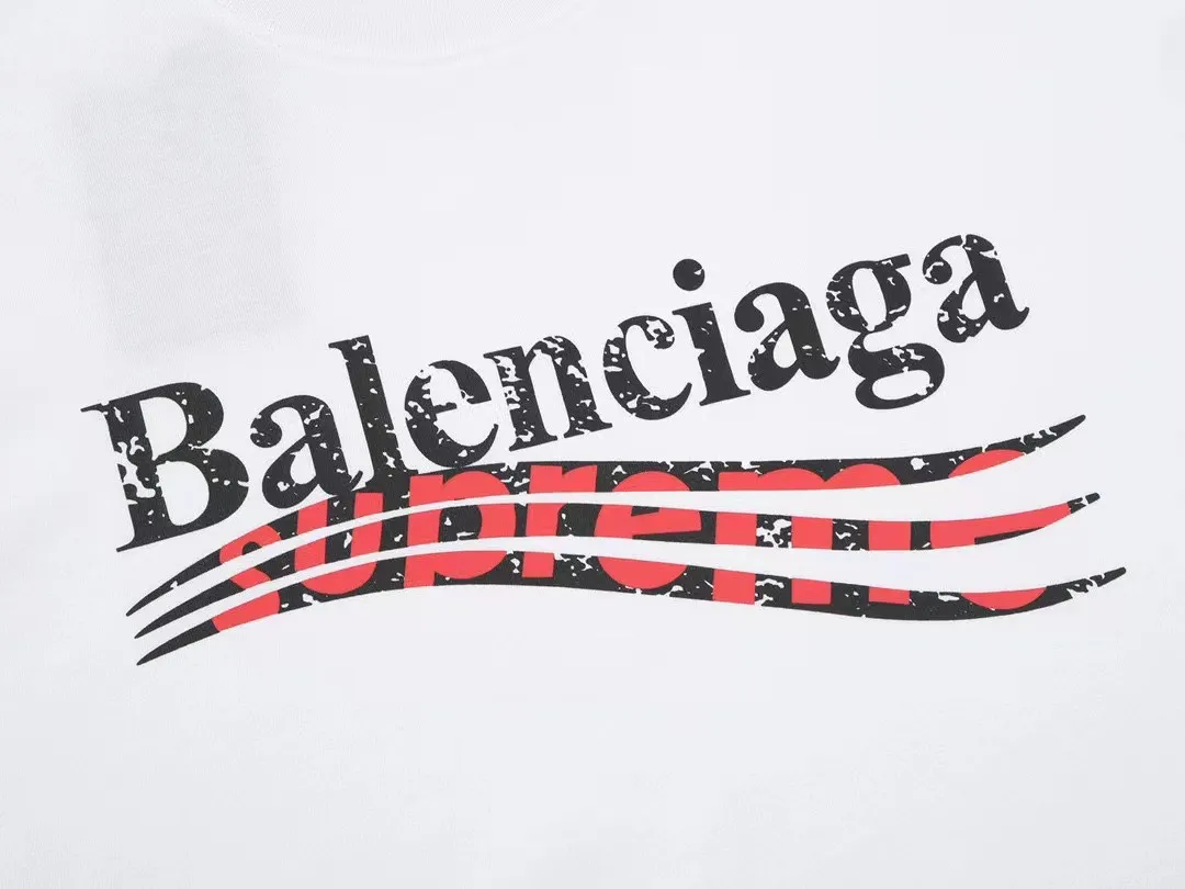 #S04 P110💰 Balenciaga co-branded Supreme printed short sleeves. Loose fit. Made of 260g combed cotton double yarn. From fabrics to accessories, all three standards are complete and follow ZP. The slurry printing imported from Matsui Company will never crack. The whole piece adopts three-needle five-thread technology. The neckline-shoulder seam-sleeve seam is double-lined, which looks more three-dimensional and textured.) The same process as the original version, classic version Feel free to compare zp. The whole piece adopts three-needle five-thread craftsmanship. The neckline-shoulder seam-sleeve seam is double-threaded, which looks more three-dimensional and textured.) It has the same craftsmanship as the original original, classic version. Color: White Size: S M L XL XXL