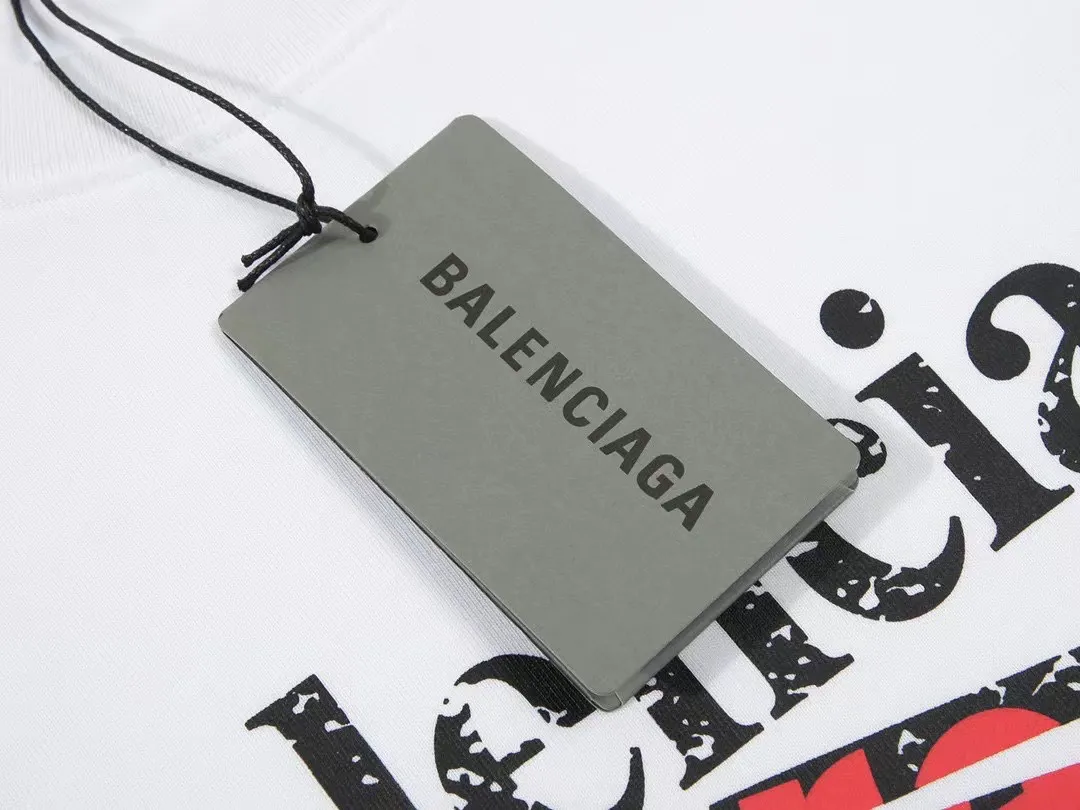 #S04 P110💰 Balenciaga co-branded Supreme printed short sleeves. Loose fit. Made of 260g combed cotton double yarn. From fabrics to accessories, all three standards are complete and follow ZP. The slurry printing imported from Matsui Company will never crack. The whole piece adopts three-needle five-thread technology. The neckline-shoulder seam-sleeve seam is double-lined, which looks more three-dimensional and textured.) The same process as the original version, classic version Feel free to compare zp. The whole piece adopts three-needle five-thread craftsmanship. The neckline-shoulder seam-sleeve seam is double-threaded, which looks more three-dimensional and textured.) It has the same craftsmanship as the original original, classic version. Color: White Size: S M L XL XXL