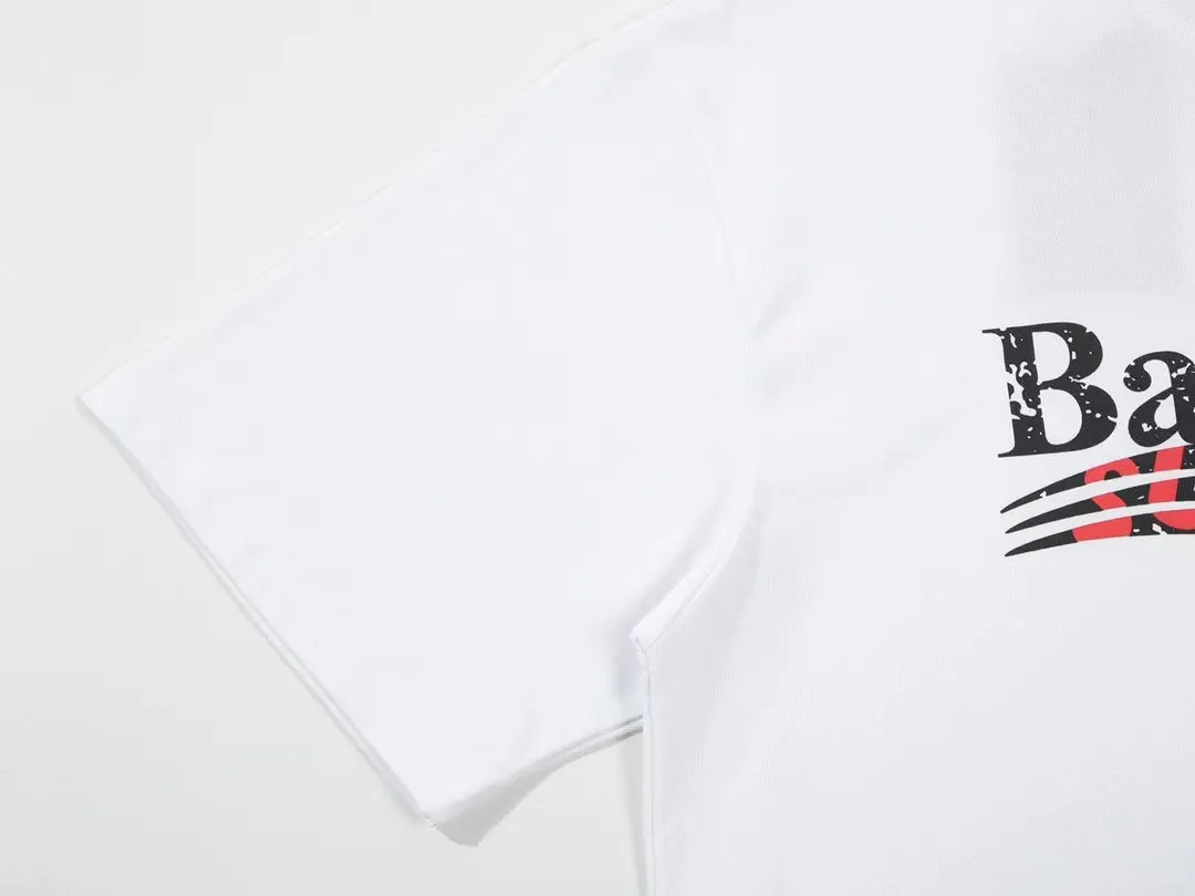 #S04 P110💰 Balenciaga co-branded Supreme printed short sleeves. Loose fit. Made of 260g combed cotton double yarn. From fabrics to accessories, all three standards are complete and follow ZP. The slurry printing imported from Matsui Company will never crack. The whole piece adopts three-needle five-thread technology. The neckline-shoulder seam-sleeve seam is double-lined, which looks more three-dimensional and textured.) The same process as the original version, classic version Feel free to compare zp. The whole piece adopts three-needle five-thread craftsmanship. The neckline-shoulder seam-sleeve seam is double-threaded, which looks more three-dimensional and textured.) It has the same craftsmanship as the original original, classic version. Color: White Size: S M L XL XXL