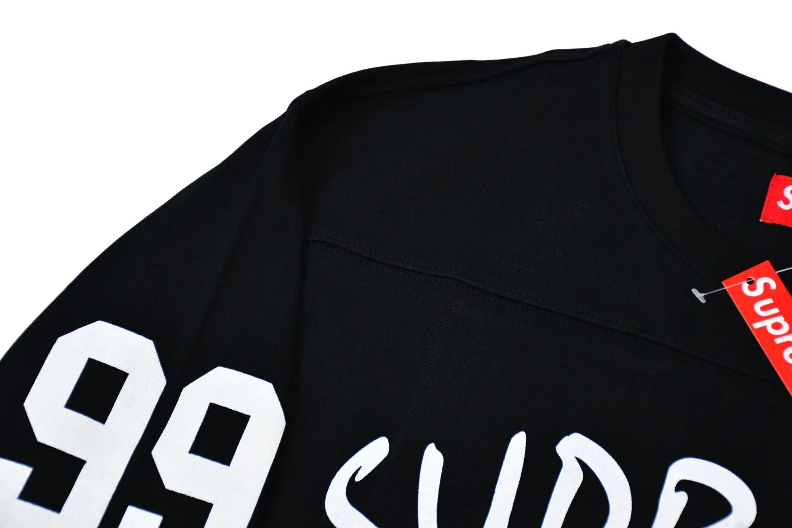 S562💰p230 top version Supreme 24ss 99 L/S FOOTBALL TOP 238 printed long sleeves ZP test custom-woven and dyed pure cotton 320g fabric Printing uses thermoset ink printing, also known as plastic ink, or self-adhesive ink. Its ingredients are: mainly composed of polyvinyl chloride (PVC) and phthalates. PVC and phthalates, color fixing agents, stabilizers, and thickeners are mixed to form thermoset ink. It is not the digital direct printing advertised on the market. The printing texture of thermoset ink is something that cannot be achieved by digital direct printing. Customized ZP co-branding Main label/wash label/hangtag/packaging bag (equipped with extra-large thickened handbag) There is a high probability of passing the inspection version. If you put the original packaging picture together, there is a high chance that it will pass. Size: S-XL
