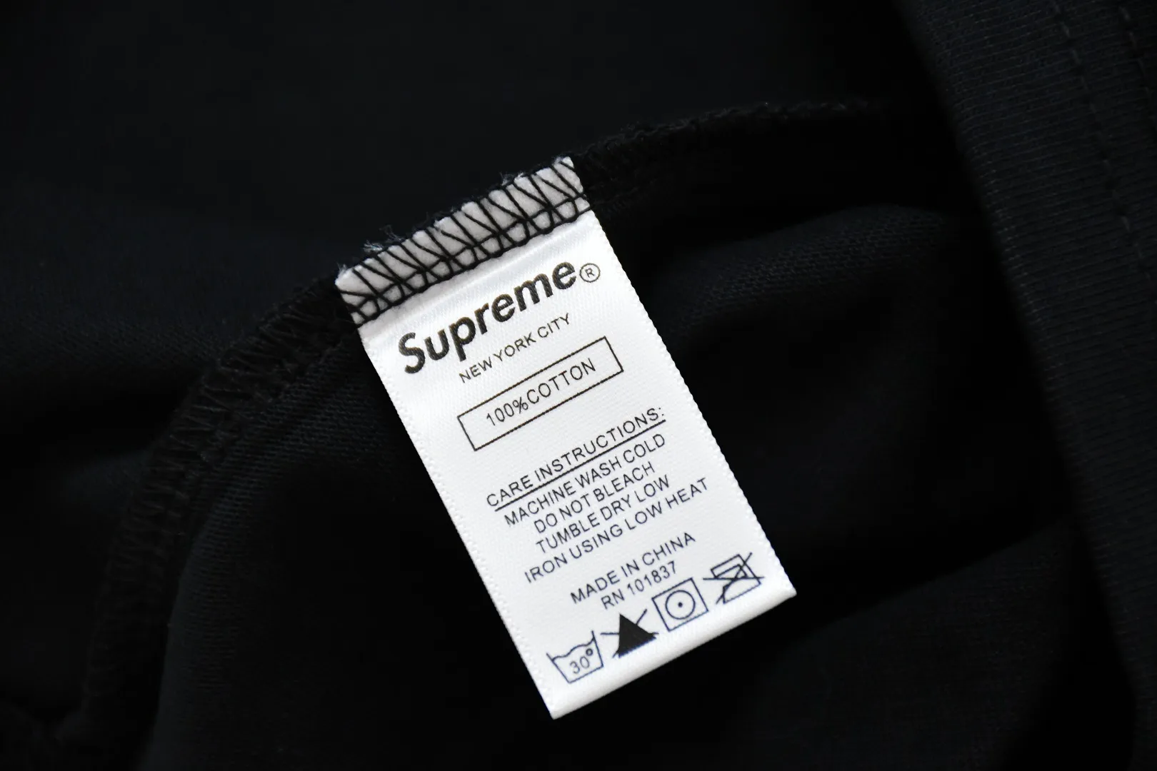 S562💰p230 top version Supreme 24ss 99 L/S FOOTBALL TOP 238 printed long sleeves ZP test custom-woven and dyed pure cotton 320g fabric Printing uses thermoset ink printing, also known as plastic ink, or self-adhesive ink. Its ingredients are: mainly composed of polyvinyl chloride (PVC) and phthalates. PVC and phthalates, color fixing agents, stabilizers, and thickeners are mixed to form thermoset ink. It is not the digital direct printing advertised on the market. The printing texture of thermoset ink is something that cannot be achieved by digital direct printing. Customized ZP co-branding Main label/wash label/hangtag/packaging bag (equipped with extra-large thickened handbag) There is a high probability of passing the inspection version. If you put the original packaging picture together, there is a high chance that it will pass. Size: S-XL
