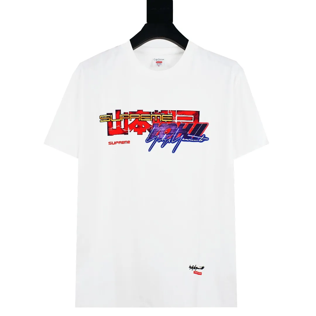 🅿️130 S106 Supreme 22FW Yohji Yamamoto Tekken Tee Yamamoto Yohji co-branded short-sleeved T-shirt. Refuse to look at pictures to make goods. Refuse to compare wrong versions. Use cylindrical seamless technology (original technology, there are no stitched bones on the side of the clothes, key points of identification) The fabrics are all custom-woven and dyed, 280g weight, 100% cotton, cylindrical fabric. Cylindrical fabric is a knitted fabric woven with a cylinder loom. The needles are distributed in a cylindrical shape on the fuselage. The gray fabric is a large cylinder, which needs to be opened and shaped before it can be used further. There are no slits on the side of the clothes, so there is no washing label on the side of ordinary short-sleeves. There is only one collar label behind the neck. The printing uses thermosetting ink printing imported from Belgium, also known as plastic ink, or self-adhesive ink. Its ingredients are: mainly composed of polyvinyl chloride (PVC) and phthalates, including PVC and phthalates, color fixing agents, and stabilizers. The thermosetting ink is composed of a mixture of agents and thickeners, which is not the digital direct printing advertised on the market. The printing texture of thermosetting ink is unachievable by digital direct printing. The collar label has a watermark anti-counterfeiting effect, a real anti-counterfeiting layer, a version with a high probability of passing the inspection, and the original packaging picture has a high probability of passing the test. Size：S-XL