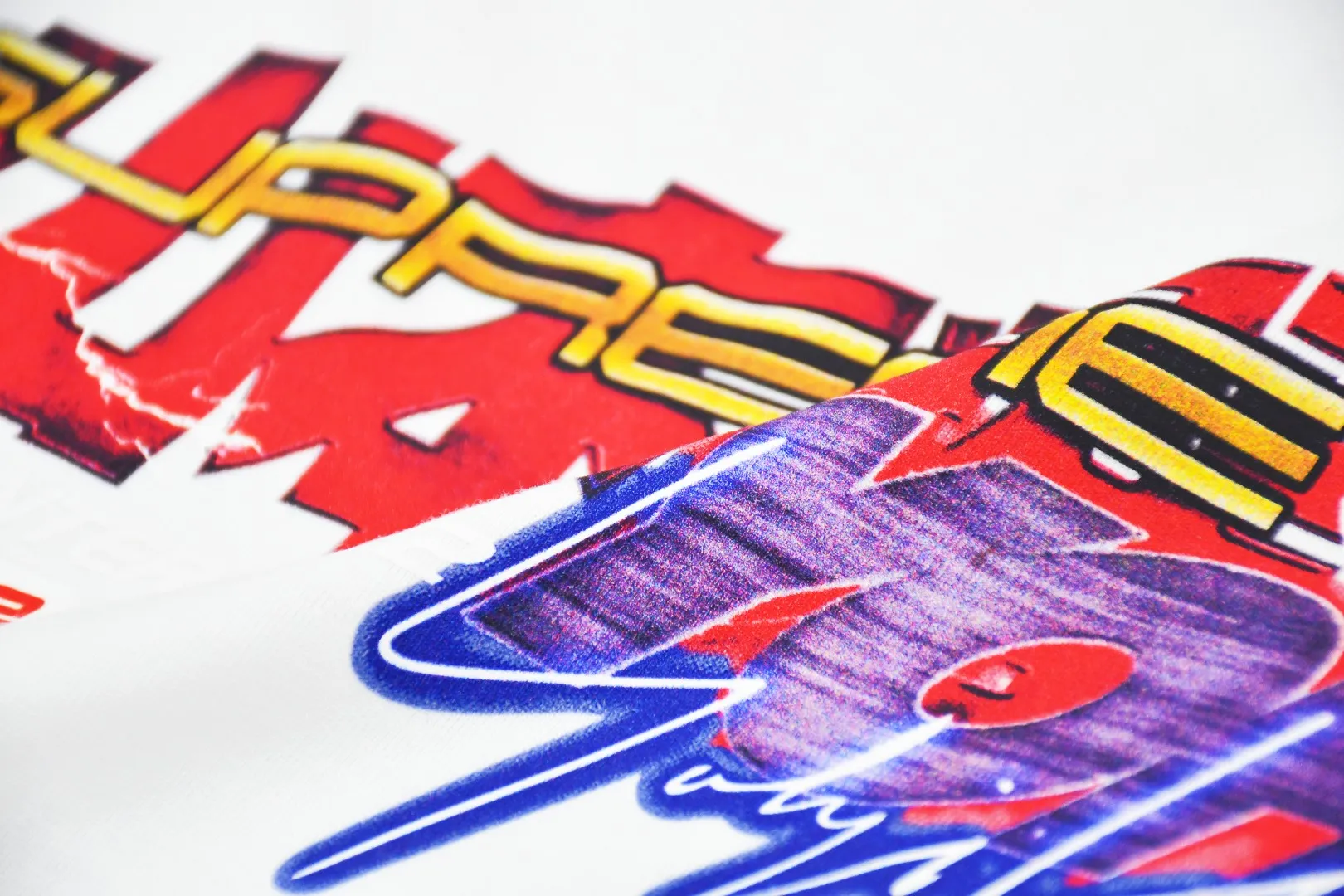 🅿️130 S106 Supreme 22FW Yohji Yamamoto Tekken Tee Yamamoto Yohji co-branded short-sleeved T-shirt. Refuse to look at pictures to make goods. Refuse to compare wrong versions. Use cylindrical seamless technology (original technology, there are no stitched bones on the side of the clothes, key points of identification) The fabrics are all custom-woven and dyed, 280g weight, 100% cotton, cylindrical fabric. Cylindrical fabric is a knitted fabric woven with a cylinder loom. The needles are distributed in a cylindrical shape on the fuselage. The gray fabric is a large cylinder, which needs to be opened and shaped before it can be used further. There are no slits on the side of the clothes, so there is no washing label on the side of ordinary short-sleeves. There is only one collar label behind the neck. The printing uses thermosetting ink printing imported from Belgium, also known as plastic ink, or self-adhesive ink. Its ingredients are: mainly composed of polyvinyl chloride (PVC) and phthalates, including PVC and phthalates, color fixing agents, and stabilizers. The thermosetting ink is composed of a mixture of agents and thickeners, which is not the digital direct printing advertised on the market. The printing texture of thermosetting ink is unachievable by digital direct printing. The collar label has a watermark anti-counterfeiting effect, a real anti-counterfeiting layer, a version with a high probability of passing the inspection, and the original packaging picture has a high probability of passing the test. Size：S-XL