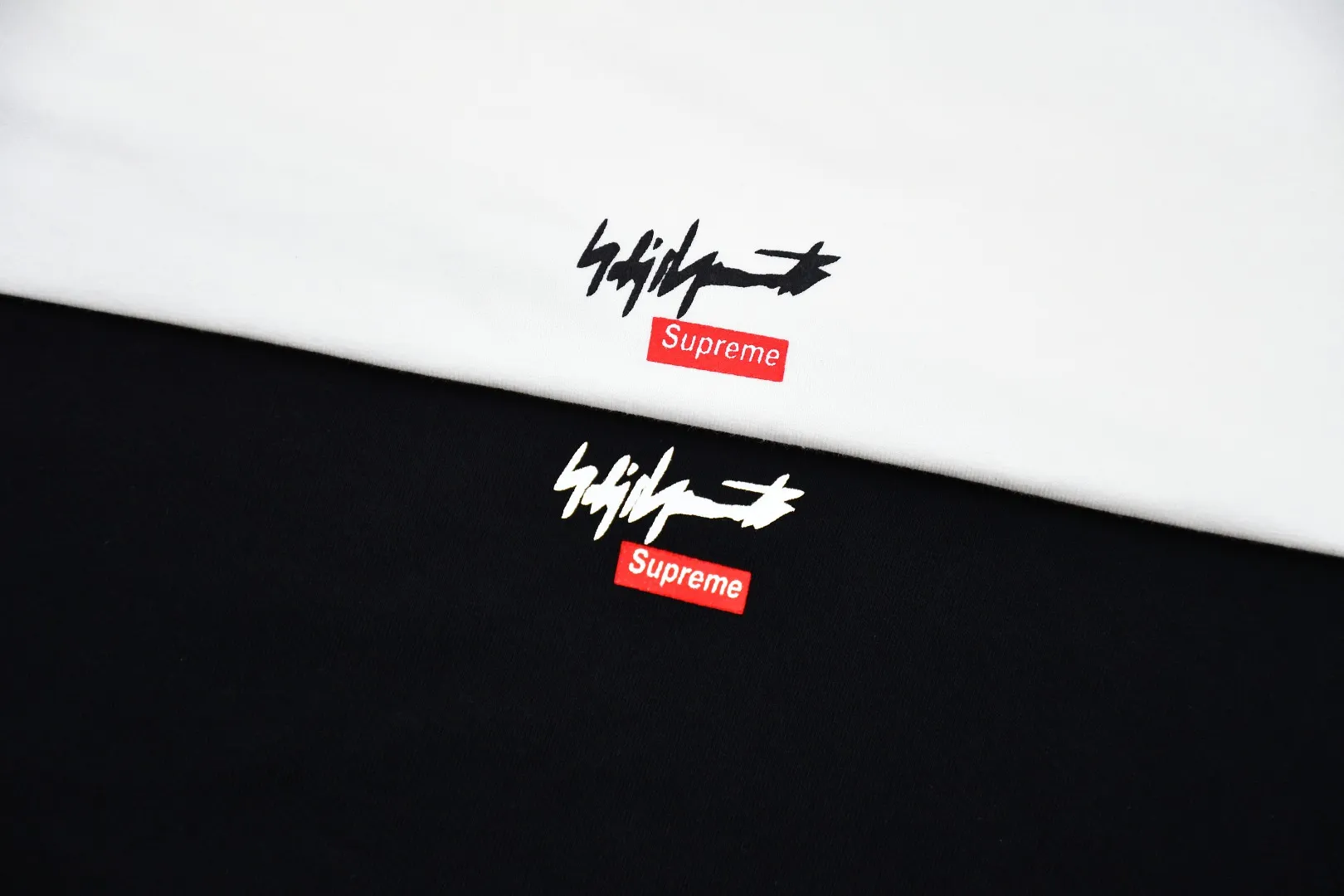 🅿️130 S106 Supreme 22FW Yohji Yamamoto Tekken Tee Yamamoto Yohji co-branded short-sleeved T-shirt. Refuse to look at pictures to make goods. Refuse to compare wrong versions. Use cylindrical seamless technology (original technology, there are no stitched bones on the side of the clothes, key points of identification) The fabrics are all custom-woven and dyed, 280g weight, 100% cotton, cylindrical fabric. Cylindrical fabric is a knitted fabric woven with a cylinder loom. The needles are distributed in a cylindrical shape on the fuselage. The gray fabric is a large cylinder, which needs to be opened and shaped before it can be used further. There are no slits on the side of the clothes, so there is no washing label on the side of ordinary short-sleeves. There is only one collar label behind the neck. The printing uses thermosetting ink printing imported from Belgium, also known as plastic ink, or self-adhesive ink. Its ingredients are: mainly composed of polyvinyl chloride (PVC) and phthalates, including PVC and phthalates, color fixing agents, and stabilizers. The thermosetting ink is composed of a mixture of agents and thickeners, which is not the digital direct printing advertised on the market. The printing texture of thermosetting ink is unachievable by digital direct printing. The collar label has a watermark anti-counterfeiting effect, a real anti-counterfeiting layer, a version with a high probability of passing the inspection, and the original packaging picture has a high probability of passing the test. Size：S-XL
