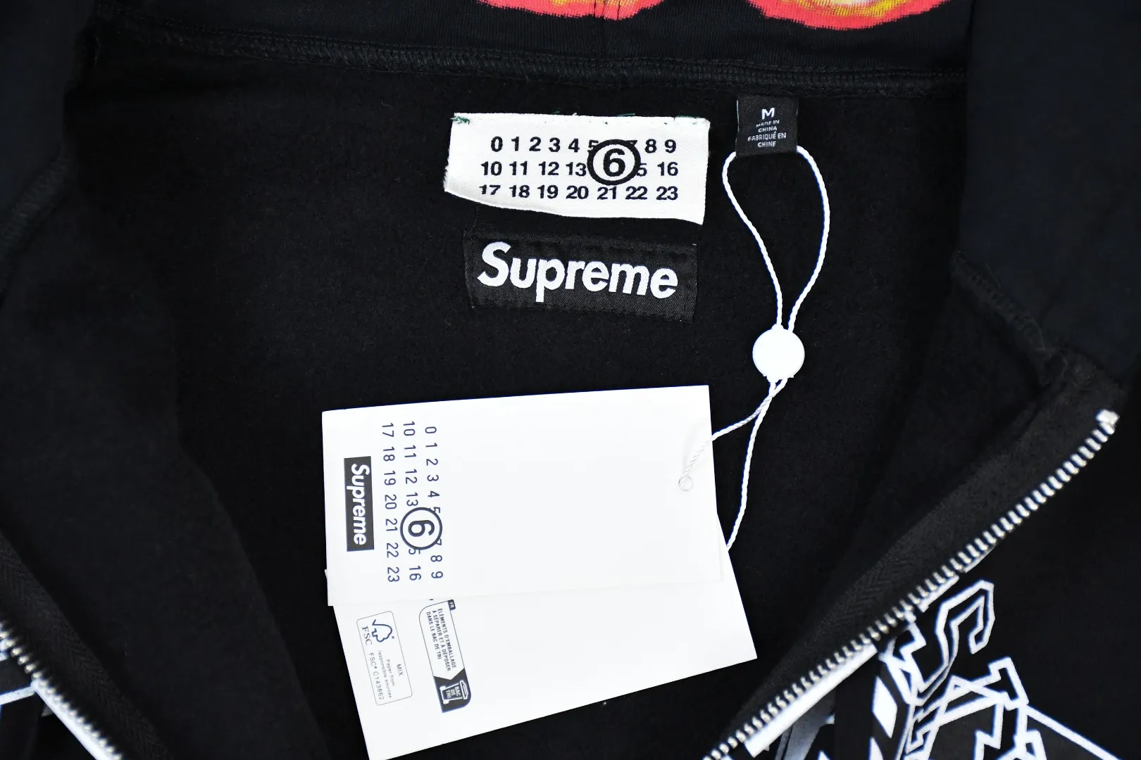 🅿️520 S262 top version Supreme 24ss MM6 Margiela joint skull and will-o'-the-wisp zipper hoodie ZP test custom weaving and dyeing pure cotton 460G fleece main fabric garment destruction treatment Printing uses thermoset ink printing, also known as plastic ink, or self-adhesive ink. Its ingredients are: mainly composed of polyvinyl chloride (PVC) and phthalates. PVC and phthalates, color fixing agents, stabilizers, and thickeners are mixed to form thermoset ink. It is not the digital direct printing advertised on the market. The printing texture of thermoset ink is unachievable by digital direct printing. Customized ZP co-branding YKK zipper/main label/wash label/tag/packaging bag (equipped with extra-large thickened handbag) There is a probability of passing the inspection version, and the original packaging picture has a high probability of passing Size: S-XL