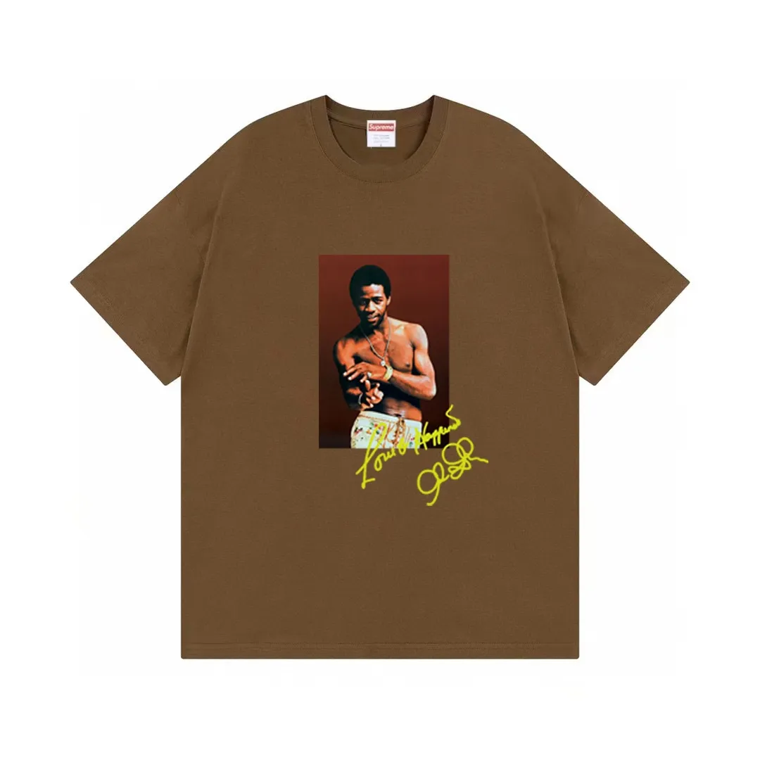 #S126 p110💰 SupremeSS22Week1AlGreenTee Al Green soul singer character print Loose version Made of 260g combed cotton double yarn From fabrics to accessories, all three standards are complete and ZP-imported Matsui Company slurry printing will never crack The whole piece adopts three-needle five-thread technology (neckline-shoulder seam-sleeve seam double line, looks more three-dimensional and textured) The same process as the original version, classic version Feel free to compare zp. The whole piece adopts three-needle five-thread craftsmanship (neckline-shoulder seam-sleeve seam double thread, which looks more three-dimensional and textured). It has the same craftsmanship as the genuine original, classic version. Color: Black White Red Brown Yellow Light Blue Pink Size: S M L XL XXL