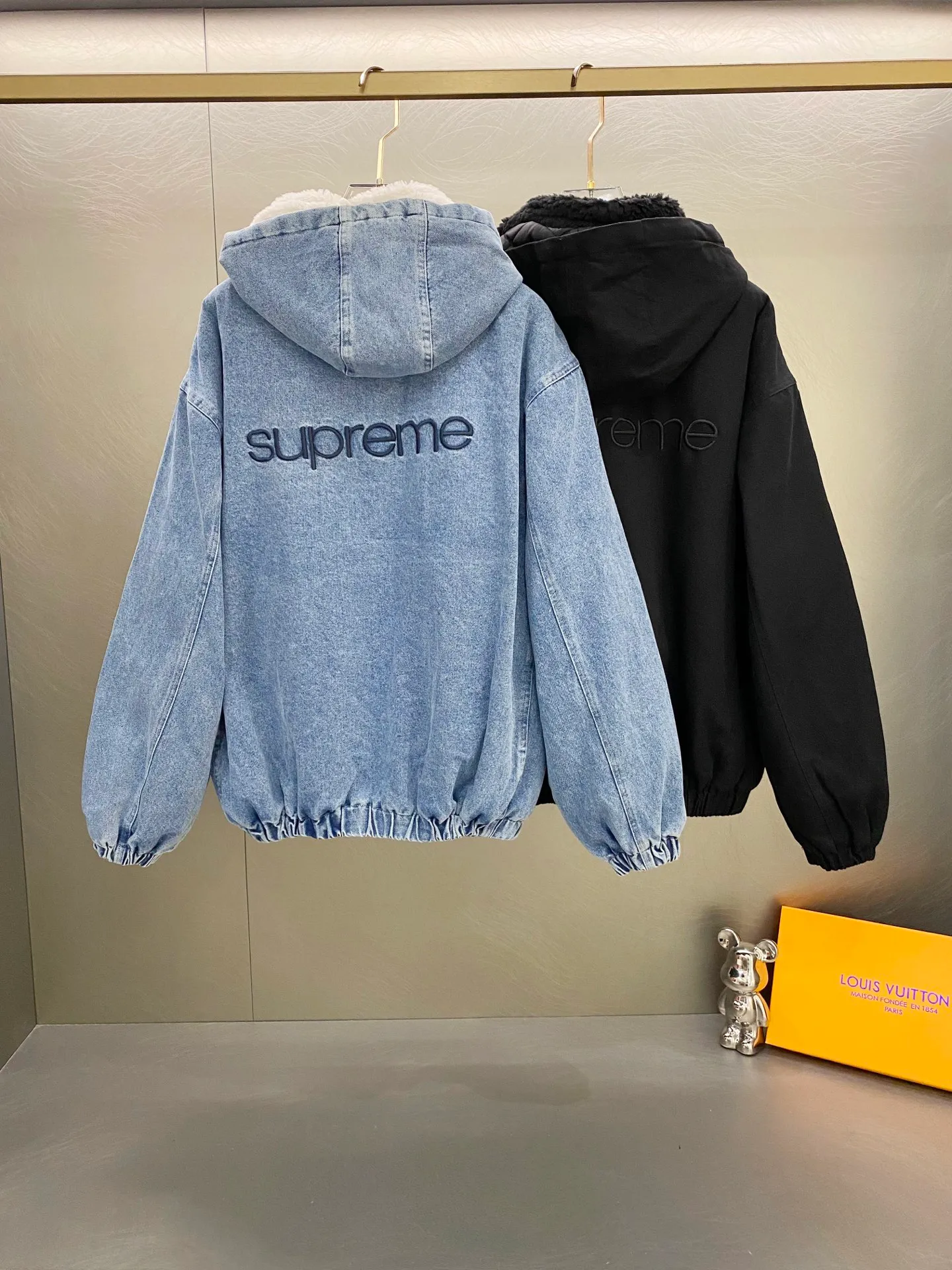P600 Supreme FW24 WEEK6 Faux Shearling Lined Bomber Jacket Denim lambswool jacket, coat, same style for men and women, the most handsome denim cotton jacket, removable hood, custom-dyed lambswool inside, consistent wool body color, weight up to 1000g, the whole piece of clothing is very thick and warm, as warm as a down jacket, one piece is enough for autumn and winter, the face denim fabric is washed first, and then spliced with lambswool Ensure that the inner fur will not change color and dye, maintaining the original effect. Loose fit. Color: Black Blue Size: S M L XL