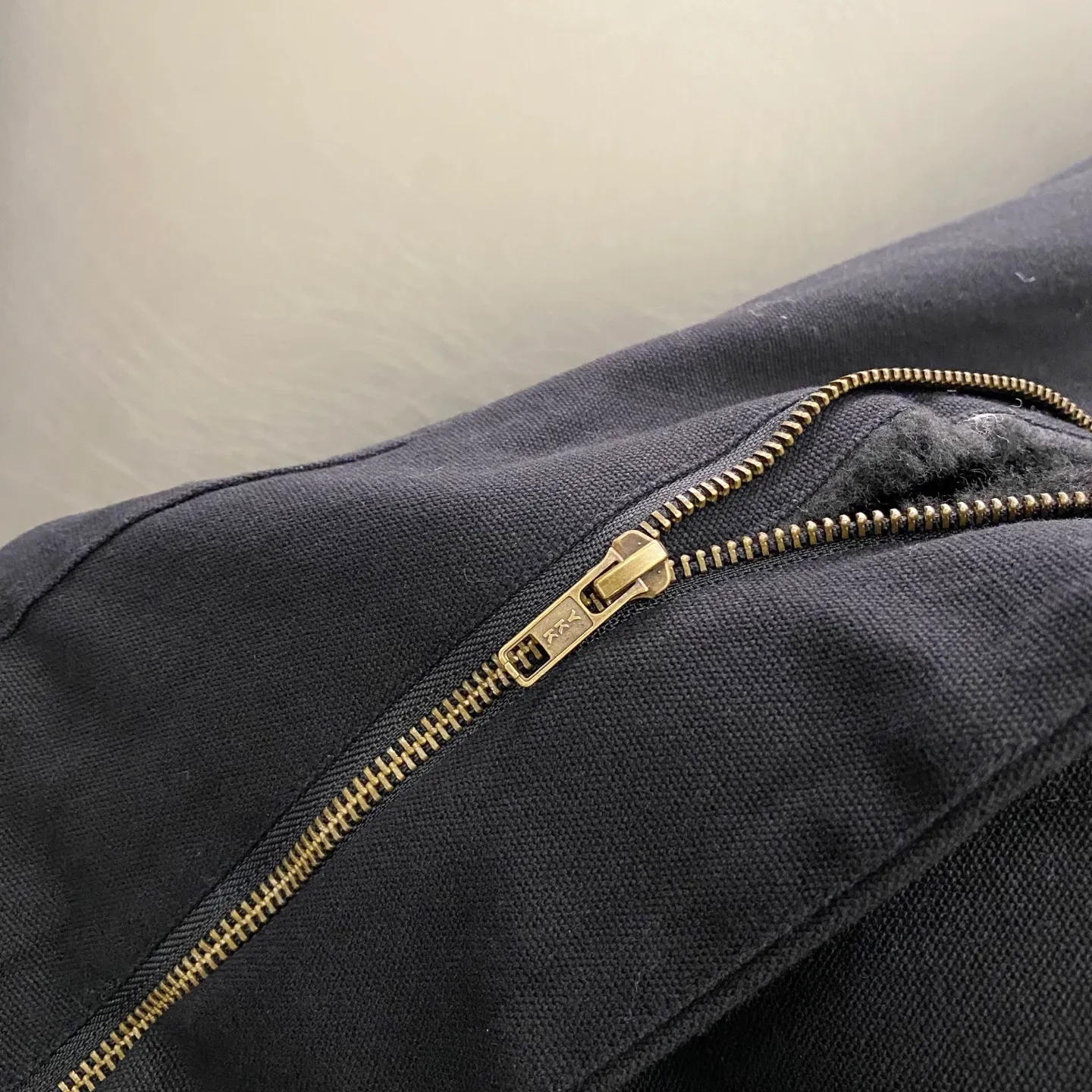 P600 Supreme FW24 WEEK6 Faux Shearling Lined Bomber Jacket Denim lambswool jacket, coat, same style for men and women, the most handsome denim cotton jacket, removable hood, custom-dyed lambswool inside, consistent wool body color, weight up to 1000g, the whole piece of clothing is very thick and warm, as warm as a down jacket, one piece is enough for autumn and winter, the face denim fabric is washed first, and then spliced with lambswool Ensure that the inner fur will not change color and dye, maintaining the original effect. Loose fit. Color: Black Blue Size: S M L XL