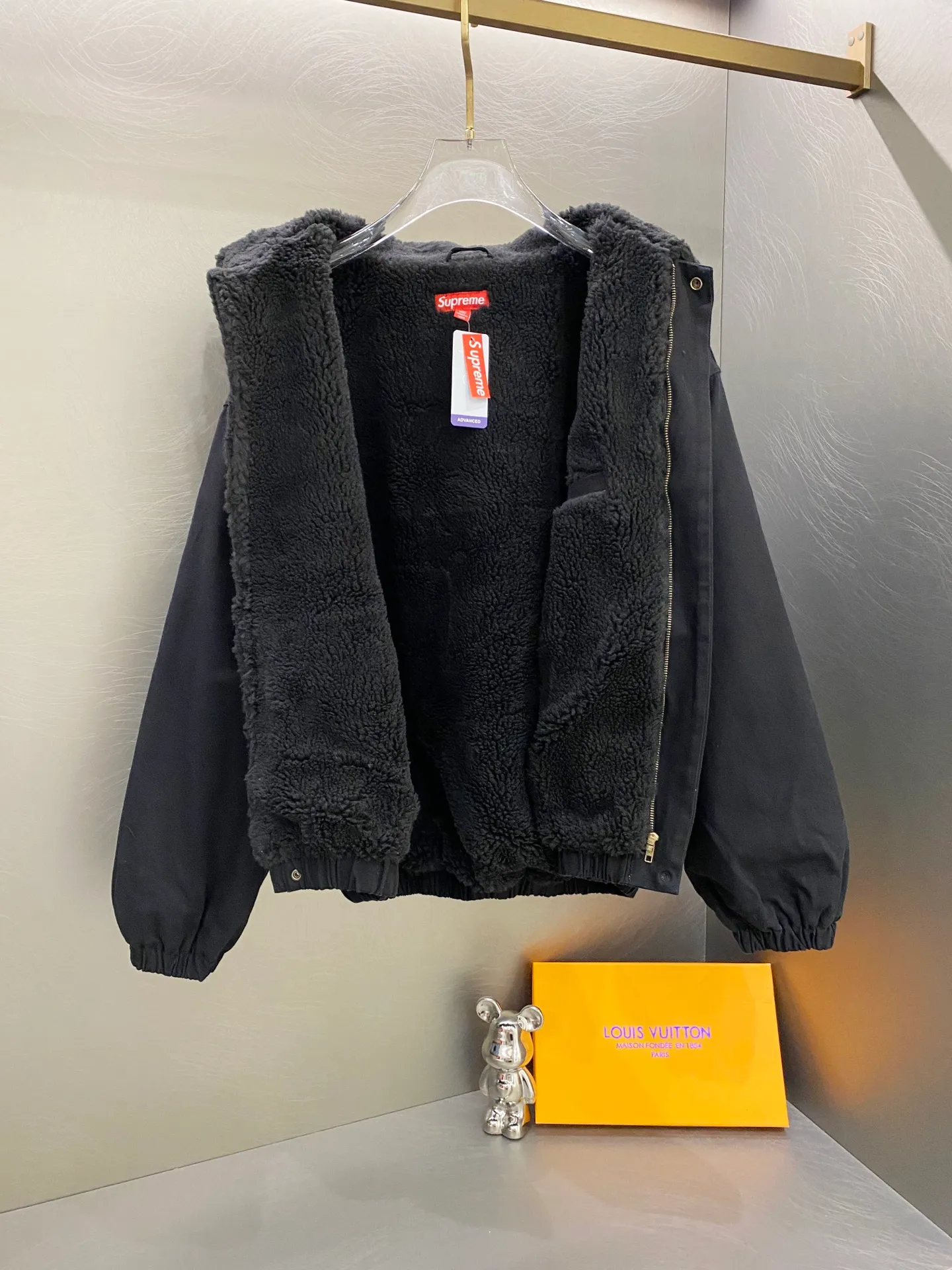 P600 Supreme FW24 WEEK6 Faux Shearling Lined Bomber Jacket Denim lambswool jacket, coat, same style for men and women, the most handsome denim cotton jacket, removable hood, custom-dyed lambswool inside, consistent wool body color, weight up to 1000g, the whole piece of clothing is very thick and warm, as warm as a down jacket, one piece is enough for autumn and winter, the face denim fabric is washed first, and then spliced with lambswool Ensure that the inner fur will not change color and dye, maintaining the original effect. Loose fit. Color: Black Blue Size: S M L XL