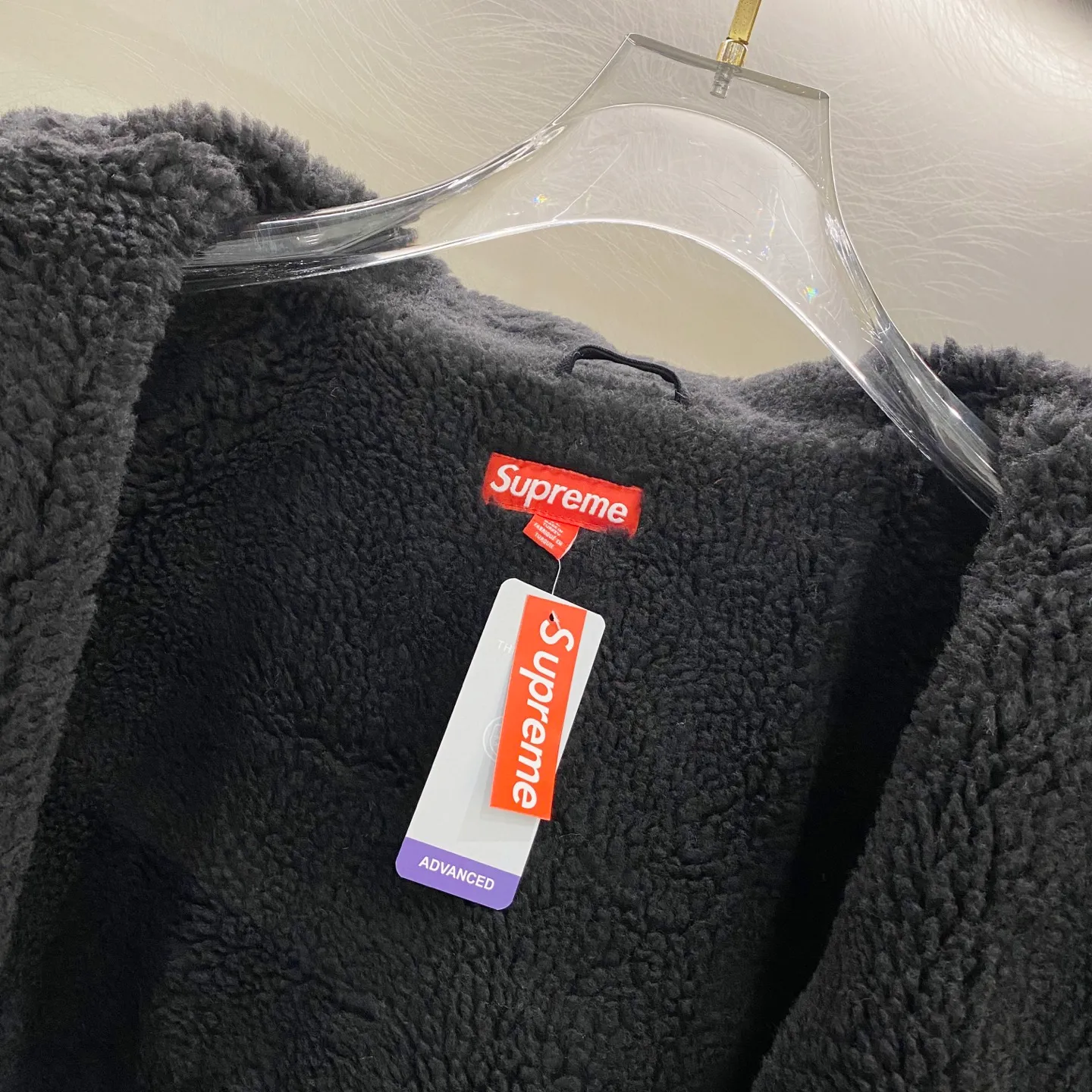 P600 Supreme FW24 WEEK6 Faux Shearling Lined Bomber Jacket Denim lambswool jacket, coat, same style for men and women, the most handsome denim cotton jacket, removable hood, custom-dyed lambswool inside, consistent wool body color, weight up to 1000g, the whole piece of clothing is very thick and warm, as warm as a down jacket, one piece is enough for autumn and winter, the face denim fabric is washed first, and then spliced with lambswool Ensure that the inner fur will not change color and dye, maintaining the original effect. Loose fit. Color: Black Blue Size: S M L XL
