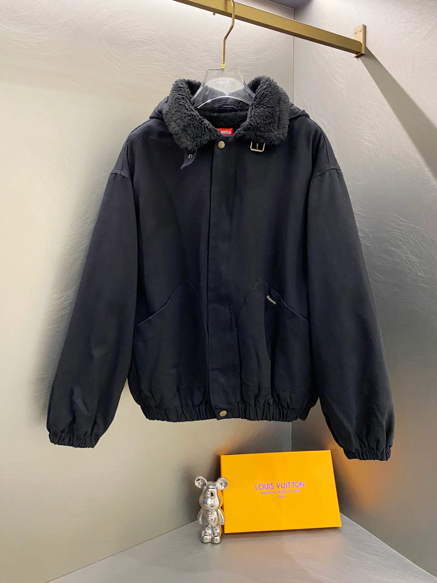 P600 Supreme FW24 WEEK6 Faux Shearling Lined Bomber Jacket Denim lambswool jacket, coat, same style for men and women, the most handsome denim cotton jacket, removable hood, custom-dyed lambswool inside, consistent wool body color, weight up to 1000g, the whole piece of clothing is very thick and warm, as warm as a down jacket, one piece is enough for autumn and winter, the face denim fabric is washed first, and then spliced with lambswool Ensure that the inner fur will not change color and dye, maintaining the original effect. Loose fit. Color: Black Blue Size: S M L XL
