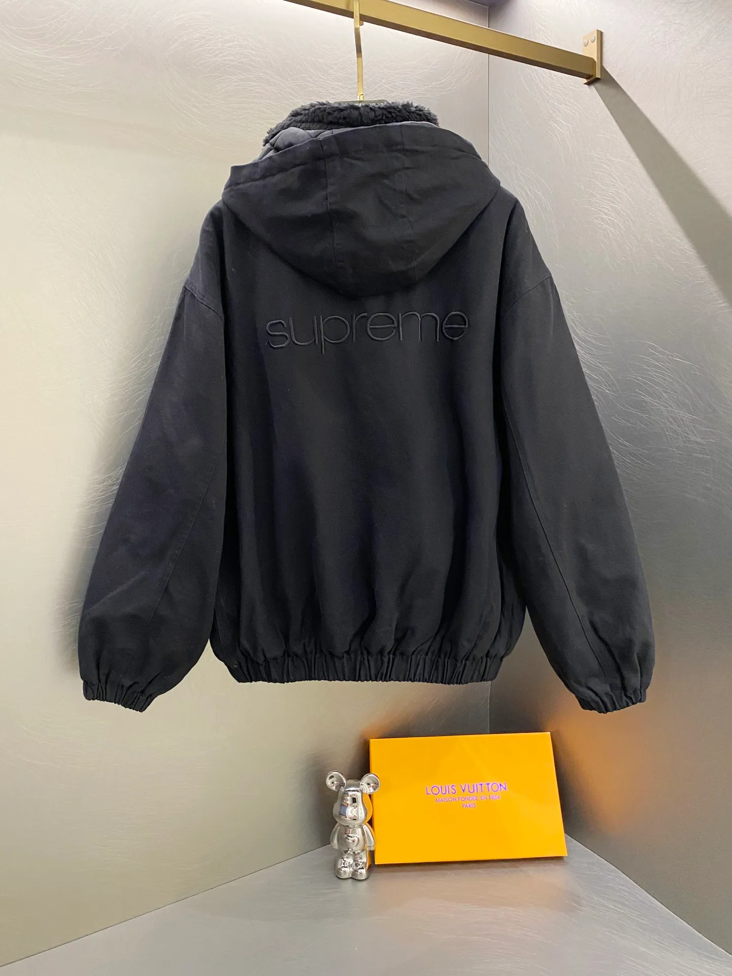 P600 Supreme FW24 WEEK6 Faux Shearling Lined Bomber Jacket Denim lambswool jacket, coat, same style for men and women, the most handsome denim cotton jacket, removable hood, custom-dyed lambswool inside, consistent wool body color, weight up to 1000g, the whole piece of clothing is very thick and warm, as warm as a down jacket, one piece is enough for autumn and winter, the face denim fabric is washed first, and then spliced with lambswool Ensure that the inner fur will not change color and dye, maintaining the original effect. Loose fit. Color: Black Blue Size: S M L XL