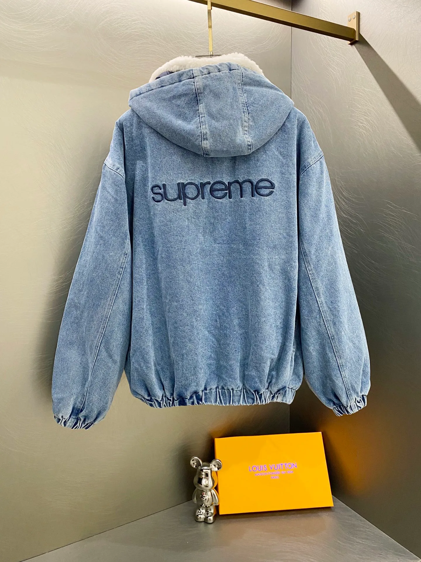 P600 Supreme FW24 WEEK6 Faux Shearling Lined Bomber Jacket Denim lambswool jacket, coat, same style for men and women, the most handsome denim cotton jacket, removable hood, custom-dyed lambswool inside, consistent wool body color, weight up to 1000g, the whole piece of clothing is very thick and warm, as warm as a down jacket, one piece is enough for autumn and winter, the face denim fabric is washed first, and then spliced with lambswool Ensure that the inner fur will not change color and dye, maintaining the original effect. Loose fit. Color: Black Blue Size: S M L XL