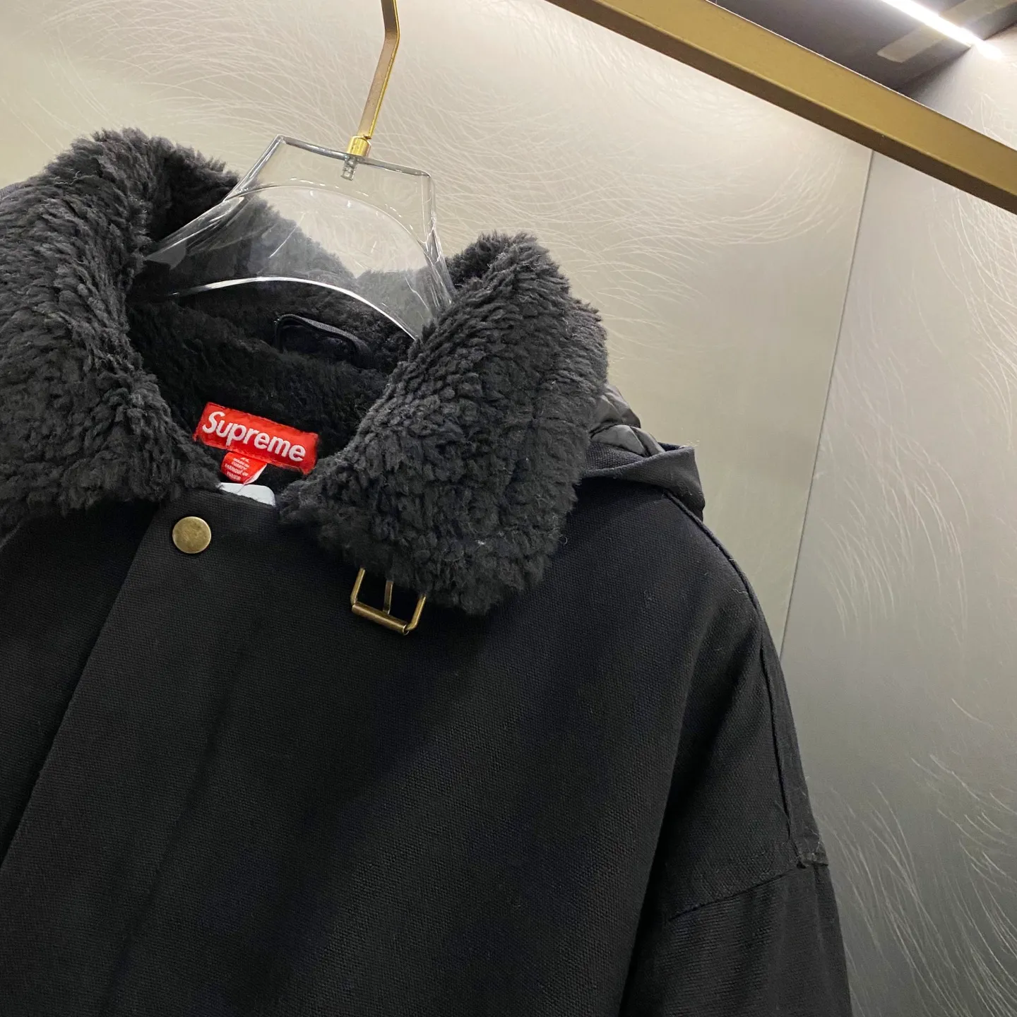 P600 Supreme FW24 WEEK6 Faux Shearling Lined Bomber Jacket Denim lambswool jacket, coat, same style for men and women, the most handsome denim cotton jacket, removable hood, custom-dyed lambswool inside, consistent wool body color, weight up to 1000g, the whole piece of clothing is very thick and warm, as warm as a down jacket, one piece is enough for autumn and winter, the face denim fabric is washed first, and then spliced with lambswool Ensure that the inner fur will not change color and dye, maintaining the original effect. Loose fit. Color: Black Blue Size: S M L XL