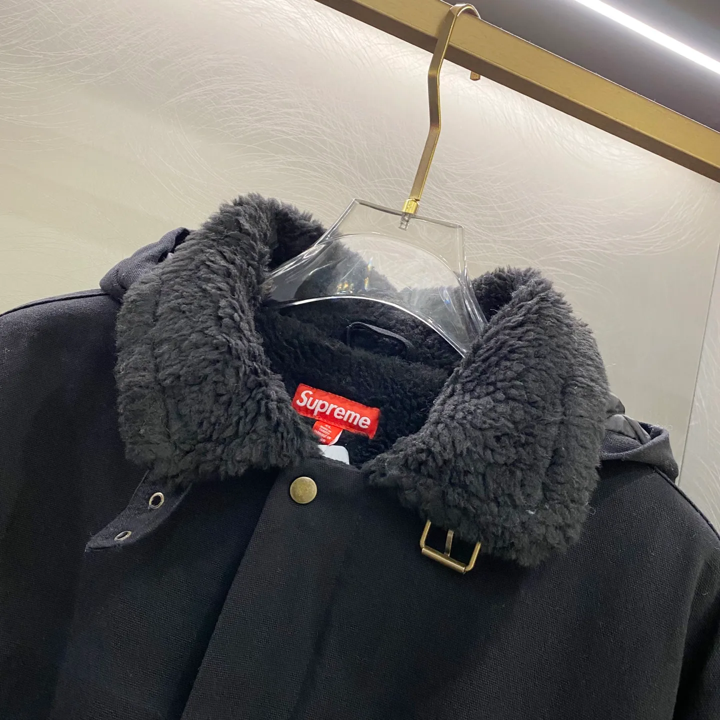 P600 Supreme FW24 WEEK6 Faux Shearling Lined Bomber Jacket Denim lambswool jacket, coat, same style for men and women, the most handsome denim cotton jacket, removable hood, custom-dyed lambswool inside, consistent wool body color, weight up to 1000g, the whole piece of clothing is very thick and warm, as warm as a down jacket, one piece is enough for autumn and winter, the face denim fabric is washed first, and then spliced with lambswool Ensure that the inner fur will not change color and dye, maintaining the original effect. Loose fit. Color: Black Blue Size: S M L XL