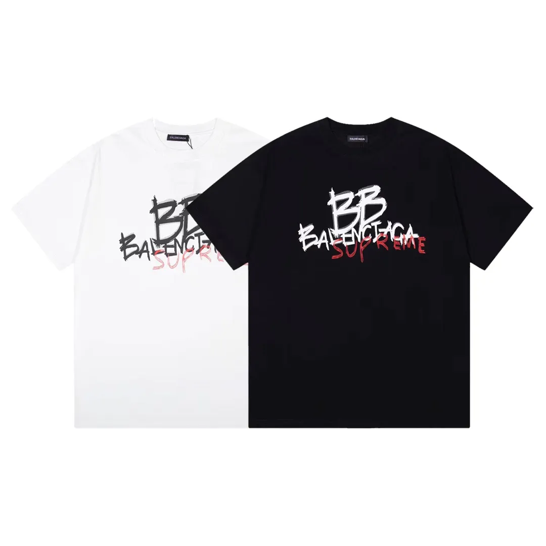 #S63 P110💰 Balenciaga co-branded supreme printed short-sleeves, loose fit, made of 260g combed cotton double yarn, all three standards from fabrics to accessories are in compliance with ZP. Imported Matsui company slurry printing will never crack. The whole piece is made of three-needle five-thread technology. The neckline-shoulder seam-sleeve seam is double-lined, which looks more three-dimensional and textured.) It has the same craftsmanship as the original version, and has a classic version. Feel free to compare zp. The whole piece is made using three-needle five-thread craftsmanship. The neckline-shoulder seam-sleeve seam is double-threaded, which looks more three-dimensional and textured.) It has the same craftsmanship as the original original, classic version. Color: black and white. Size: S M L XL XXL.