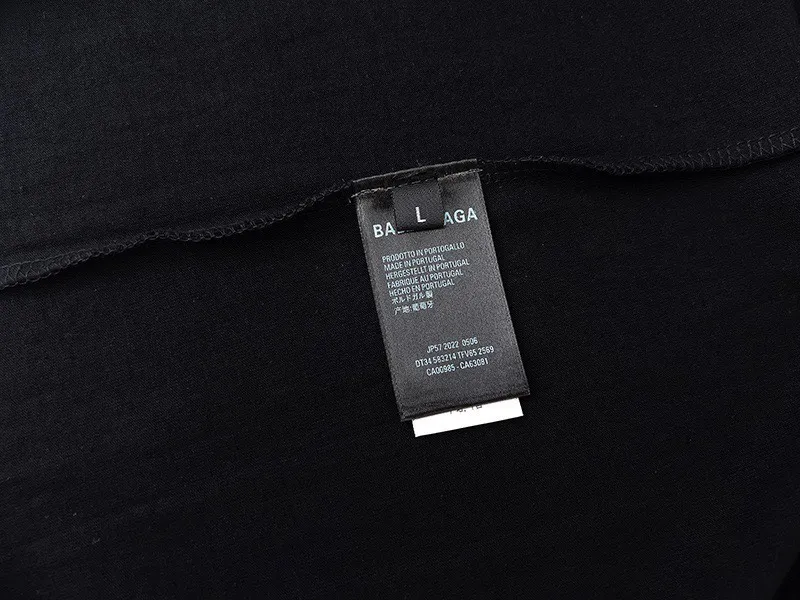 #S63 P110💰 Balenciaga co-branded supreme printed short-sleeves, loose fit, made of 260g combed cotton double yarn, all three standards from fabrics to accessories are in compliance with ZP. Imported Matsui company slurry printing will never crack. The whole piece is made of three-needle five-thread technology. The neckline-shoulder seam-sleeve seam is double-lined, which looks more three-dimensional and textured.) It has the same craftsmanship as the original version, and has a classic version. Feel free to compare zp. The whole piece is made using three-needle five-thread craftsmanship. The neckline-shoulder seam-sleeve seam is double-threaded, which looks more three-dimensional and textured.) It has the same craftsmanship as the original original, classic version. Color: black and white. Size: S M L XL XXL.