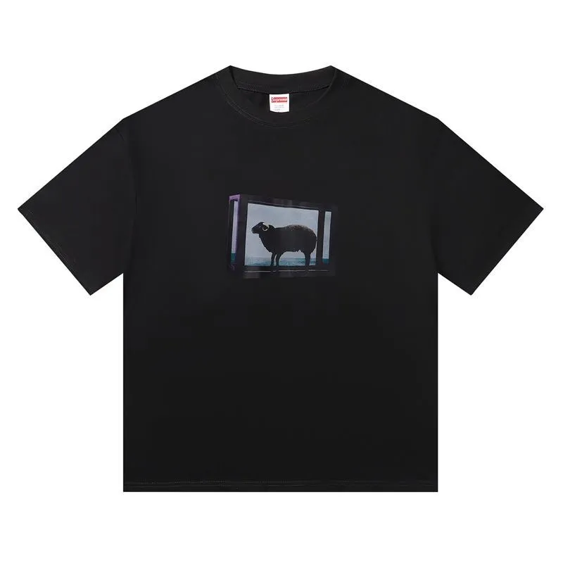 S143 P110💰 SUPREME retro niche trendy brand sheep print casual high street American style foreign trade pure cotton round neck short sleeves for men and women loose fit using 260g combed cotton double yarn from fabrics to accessories All three standards are complete and follow ZP Imported Matsui company slurry printing will never crack The whole piece adopts three-needle five-thread technology (collar-shoulder seam-sleeve seam double line, looks more three-dimensional and textured) consistent with the original version, classic version Feel free to compare zp. The whole piece adopts three-needle five-thread craftsmanship. The neckline-shoulder seam-sleeve seam is double-threaded, which looks more three-dimensional and textured.) It has the same craftsmanship as the original original, classic version. Color: Black White Size: S M L XL XXL