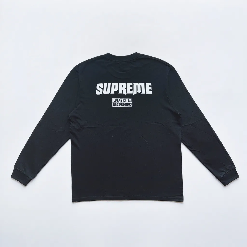 P140 Supreme Logo English letter printed round neck long-sleeved T-shirt, same style for men and women, using cylindrical seamless technology (original technology, there are no stitching bones on the side of the clothes, key points of identification) Fabric: All custom-woven and dyed, 280g weight, 100% cotton, cylindrical cloth, cylindrical cloth is knitted fabric woven with a cylinder loom, the needles are distributed in a cylindrical shape on the fuselage, the gray fabric is a large cylinder, it needs to be opened and shaped before further use That is, there are no slits on the sides of the clothes, and there is no washing label on the side of ordinary short-sleeved shirts. There is only one collar label behind the neck, so the shape is very correct and not easy to deform (color: black and white)