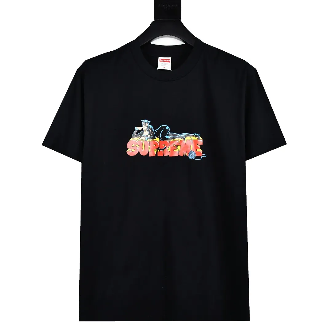 S212💰p136 Top version Supreme 22FW Week Catwoman Tee Catwoman printed short-sleeved cartoon letter pattern T-shirt. For those of us who focus on top-level Sup products, this short-sleeved one is naturally available. It adopts cylindrical seamless technology (original technology, there are no stitching bones on the side of the clothes, the focus of identification) The fabrics are all custom-woven and dyed, 280g weight, 100% cotton, cylindrical fabric. Cylindrical fabric is knitted fabric woven with a cylinder loom. The needles are distributed in a cylindrical shape on the fuselage. The gray fabric is a large cylinder that needs to be opened and shaped before it can be used further. There are no slits on the side of the clothes, so there is no washing label on the side of ordinary short-sleeves. There is only one collar label behind the neck. The printing is printed with thermosetting ink, also known as plastic. Ink, or self-adhesive ink, contains ingredients: mainly composed of polyvinyl chloride (PVC) and phthalates. PVC and phthalates, fixatives, stabilizers, and thickeners are mixed to form a thermal ink. Solid ink is not the digital direct printing advertised on the market. The printing texture of thermoset ink is something that digital direct printing cannot achieve. The collar label has a watermark anti-counterfeiting effect, a real anti-counterfeiting layer, a probability of passing the version, and a high probability of passing the original packaging picture. Size：S-XL