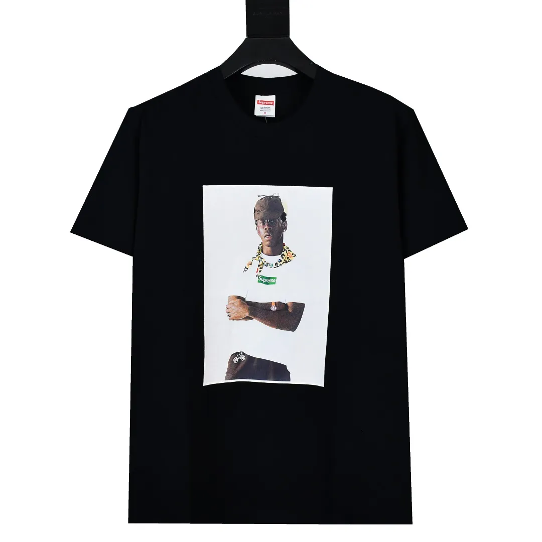 🅿️140 S181 top version Supreme FW24 Tyler The Creator Tee Tyler portrait printed round neck short-sleeved T. Refuse to look at pictures to make products. Refuse to compare wrong versions. Use cylindrical seamless technology (original technology, there is no stitching bone on the side of the clothes, identification key point) The fabrics are all custom-woven and dyed, 280g weight, 100% cotton, cylindrical fabric. Cylindrical fabric is a knitted fabric woven with a cylinder loom. The needles are distributed in a cylindrical shape on the fuselage. The gray fabric is a large cylinder, which needs to be opened and shaped before it can be used further. There are no slits on the side of the clothes, so there is no washing label on the side of ordinary short-sleeves. There is only one collar label behind the neck. The printing uses thermosetting ink printing imported from Belgium (different from conventional thermal transfer printing), also known as plastic ink, or self-adhesive ink. Its ingredients are: mainly composed of polyvinyl chloride (PVC) and phthalates, including PVC and phthalates, fixing agents, Stabilizers and thickeners are mixed to form thermosetting ink, which is not the digital direct printing advertised on the market. The printing texture of thermosetting ink is unachievable by digital direct printing. The new triple collar label has a watermark anti-counterfeiting effect, a real anti-counterfeiting layer, a version with a high probability of passing the inspection, and the original packaging picture has a high probability of passing the test. Size：S-XL