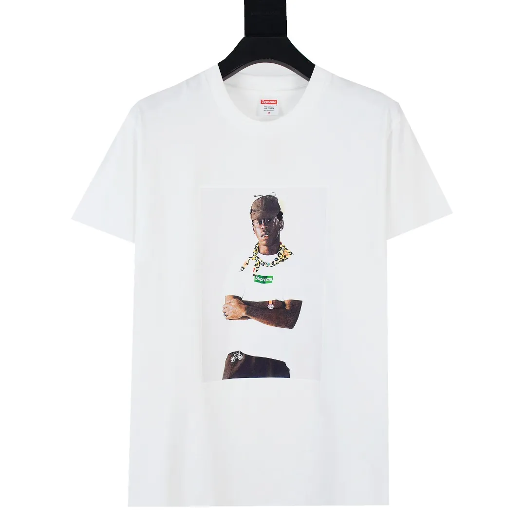 🅿️140 S181 top version Supreme FW24 Tyler The Creator Tee Tyler portrait printed round neck short-sleeved T. Refuse to look at pictures to make products. Refuse to compare wrong versions. Use cylindrical seamless technology (original technology, there is no stitching bone on the side of the clothes, identification key point) The fabrics are all custom-woven and dyed, 280g weight, 100% cotton, cylindrical fabric. Cylindrical fabric is a knitted fabric woven with a cylinder loom. The needles are distributed in a cylindrical shape on the fuselage. The gray fabric is a large cylinder, which needs to be opened and shaped before it can be used further. There are no slits on the side of the clothes, so there is no washing label on the side of ordinary short-sleeves. There is only one collar label behind the neck. The printing uses thermosetting ink printing imported from Belgium (different from conventional thermal transfer printing), also known as plastic ink, or self-adhesive ink. Its ingredients are: mainly composed of polyvinyl chloride (PVC) and phthalates, including PVC and phthalates, fixing agents, Stabilizers and thickeners are mixed to form thermosetting ink, which is not the digital direct printing advertised on the market. The printing texture of thermosetting ink is unachievable by digital direct printing. The new triple collar label has a watermark anti-counterfeiting effect, a real anti-counterfeiting layer, a version with a high probability of passing the inspection, and the original packaging picture has a high probability of passing the test. Size：S-XL
