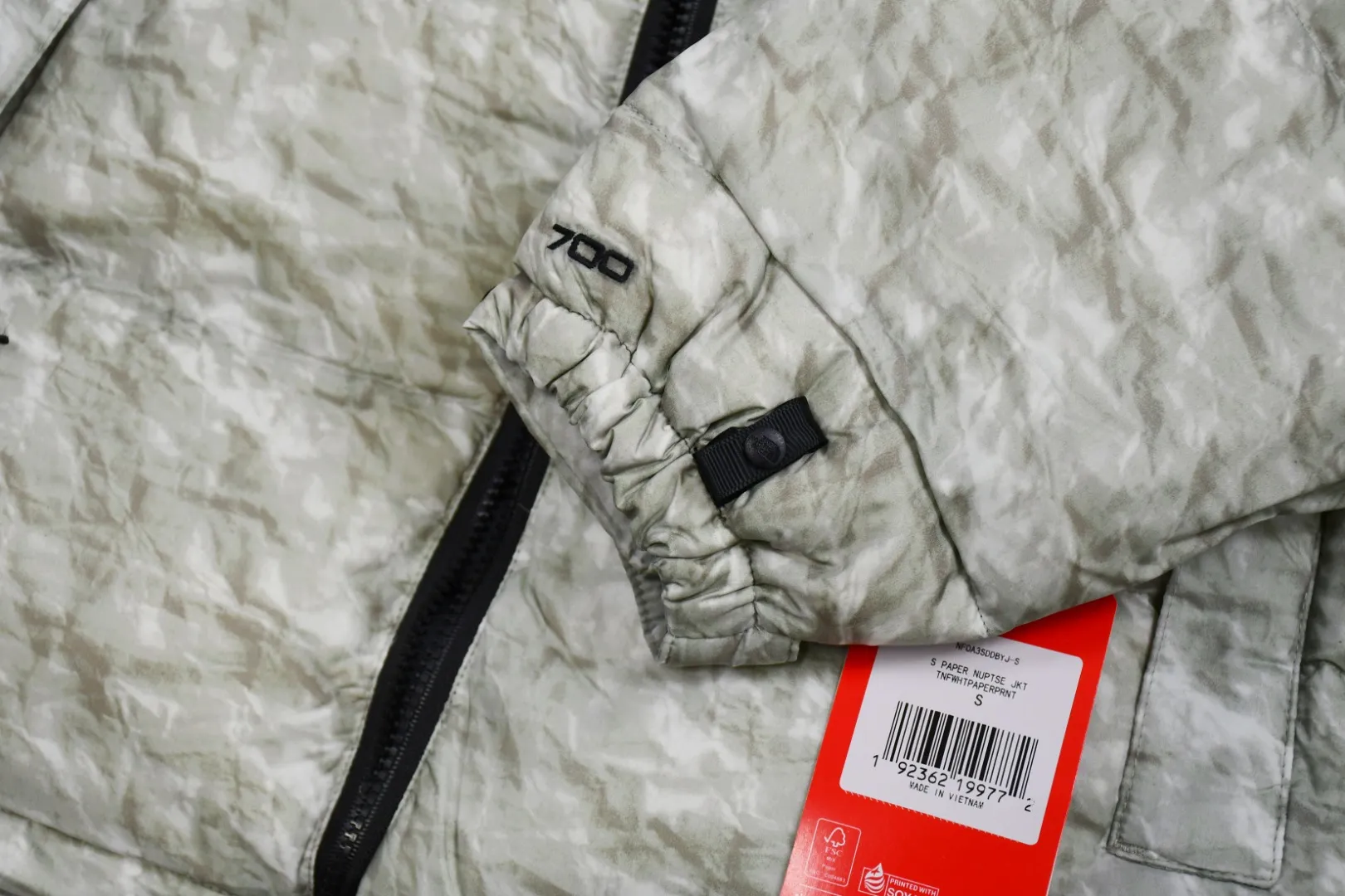 MX28# Exclusive quality 💰p630 Tested version Supreme FW19 The North Face Paper Print Nuptse North Face Wrinkle Paper Waste Paper Down Jacket Fabric: The fabric production process is completely compared to ZP. It uses 400T nylon 0.05×0.05 dark grid fabric. The hat shoulders and lining are made of the same fabric. This is consistent with ZP. Inner storage bag design. The entire down jacket can be stored in a small bag for easy storage and portability. Printing: Use the pattern of waste paper pleats. Light gray with a little dark green. It is definitely not the off-white that is printed on the market. Down filling: 560 grams of national standard 90 white duck down is filled inside. Full warmth retention effect. 700 fill power. Invincible effect. ZP14070➕Purchased for printing. The only correct version on the market. All details are consistent with ZP. No changes have been made. Details are in place. Authentic quality. Full of sincerity. Reprinted and sold. Size: S-XL